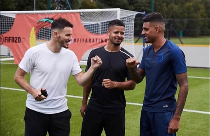 F2Freestylersさんのインスタグラム写真 - (F2FreestylersInstagram)「Next up… @chelseafc 🔵 Check out Chelsea’s Olivier Giroud, Jorginho, and Emerson as they take on a #FIFARatings Shooting challenge ahead of their FIFA 20 Ratings Reveal. * ! #FIFARatings @EASPORTSFIFA #FIFA20」9月7日 22時41分 - thef2
