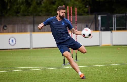 F2Freestylersのインスタグラム：「Next up… @chelseafc 🔵 Check out Chelsea’s Olivier Giroud, Jorginho, and Emerson as they take on a #FIFARatings Shooting challenge ahead of their FIFA 20 Ratings Reveal. * ! #FIFARatings @EASPORTSFIFA #FIFA20」