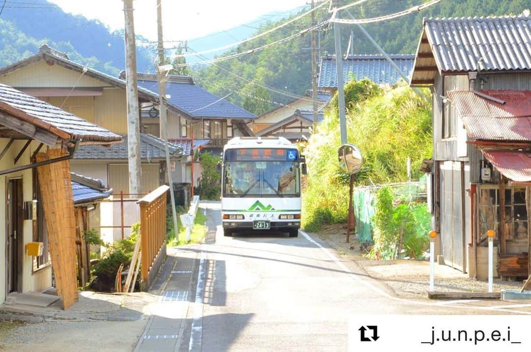 Gero City【下呂市公式アカウント】さんのインスタグラム写真 - (Gero City【下呂市公式アカウント】Instagram)「#Repost @_j.u.n.p.e.i_ with @get_repost ・・・ ・ 『路線バス』 ・  わざわざ旧道を走る路線バス。  何気ないこの光景を 何十年先も見ていたい。  #路線バス #濃飛バス #田舎 #旧道 #需要 #乗客 #人口減少 #少子高齢化 #廃校 #食い止める #上原 #門和佐 #下呂アンバサダー #gerostagram」9月7日 22時36分 - gerostagram