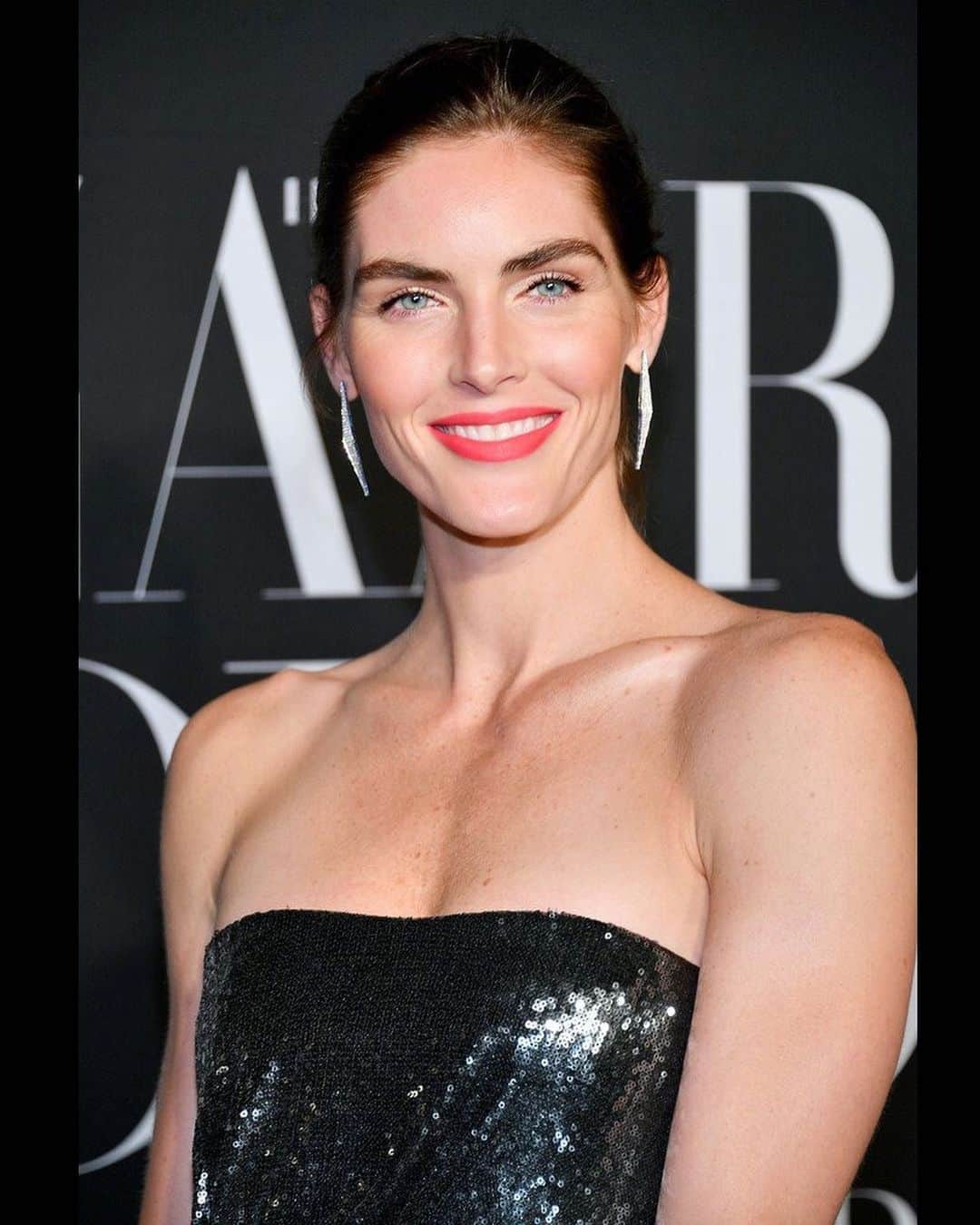 ヒラリー・ローダのインスタグラム：「At #bazaaricons last night... swipe for more photos ♥️ styling @davianlain #nyfw @harpersbazaarus」