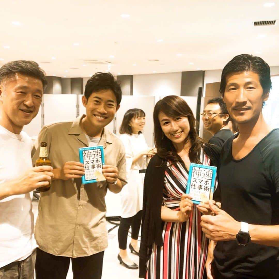 小林万希子さんのインスタグラム写真 - (小林万希子Instagram)「先日、TSUTAYA BOOK STORE 梅田で開催されました「『アート×ビジネス』で学び取るクリエイティブイノベーション」に参加してきました。 ・ 起業家・ベストセラー作家で 設立5年で年間10万人以上の人が参加する西日本No1.謎解きイベント会社クロネコキューブ経営者岡田充弘氏と ・ 日本でプランナーとしての会社員経験を経て、現在ニューヨークと 東京で写真家・映像作家として活動中の松井みさき氏 ・ 早くに満席になっただけあって会場の熱気もすごい✨ ・ お二人によるアート×ビジネスのお話はとっても分かりやすく、 経営者とクリエイターの垣根をなくすという空間はまさにこの会場！笑 ・ 岡田さんや松井さんのお話を生で聞けるのは本当に貴重な時間でした✨ ・ それに「トーキング講座」を開催している私にとっては、今回の内容はリンクする言葉で溢れていて♡ 伝えることの大切さや、セルフブランディングの重要性 かなり前のめりになって集中した時間になりました！笑 ・ 会場の皆さんも錚々たるメンバーで…トップ起業家、経営者、クリエイター、アーティスト… (私はクリエイター枠で呼んでいただきました^ ^) 個性的なメンバーがあの空間に集結していましたから…めちゃ、濃かったです！笑 ・ 懇親会も打ち上げも大盛り上がり♡でも！やっぱり只者ではない感じ！ですよね？？笑 そうなんです！本当に只者ではありませんでした！（≧∇≦）笑 ・ たくさんご縁をいただき、楽しく学びある時間を一緒に過ごさせていただきました。 ・ 岡田さん、松井さん 素敵な時間をありがとうございました🌸 ・ 打ち上げ、本当に楽しかった！笑 また是非ご一緒させてください〜♡ ・ ◆「結果もスピードも手に入る 神速スマホ仕事術」　岡田充弘 https://www.amazon.co.jp/dp/4799107054/?fbclid=IwAR17bZBeUqhnPrBW1lVId_YISmc2jJ4puS7HByAUmS52J_kbt195DWfpJAU ・ ◆「Tokyo Mindscapes」松井みさき （MeRISEにて予約受付中） ・ ・ #アート×ビジネスで学び取るクリエイティブイノベーション #岡田充弘社長  #神速スマホ仕事術 #爆速パソコン仕事術 #松井みさき監督  #カメラマン #写真  #映画 #経営者 #クリエイター  #アーティスト  #垣根をなくす  #フレンドリー  #見た目  #只者では無い 笑 #集結  #個性的  #居心地いい 空間✨ #出版記念イベント  #2回目  #トライアスロン  #鍛えてる #岡田さんこそ #爆速 ！」9月7日 22時38分 - macky1218