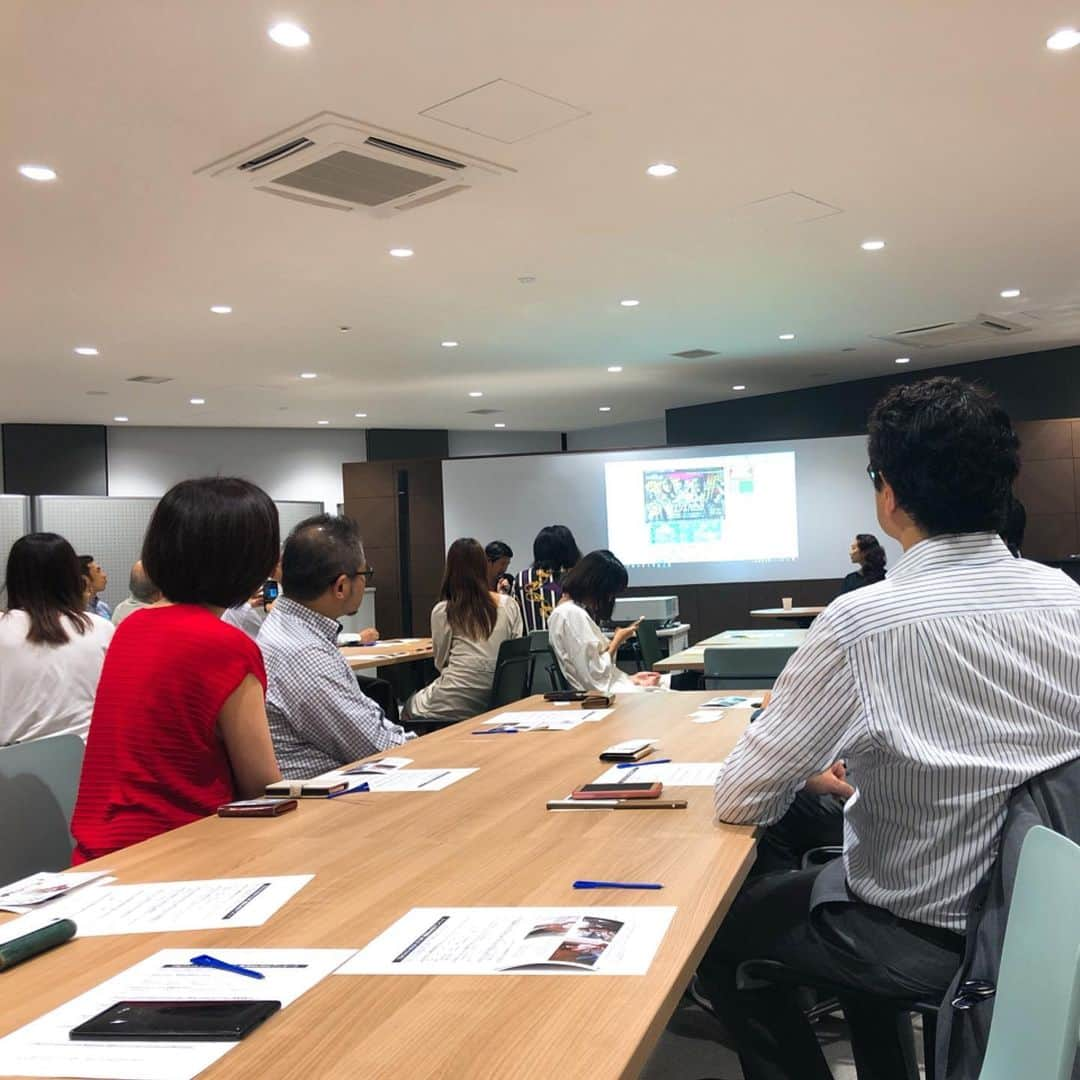 小林万希子さんのインスタグラム写真 - (小林万希子Instagram)「先日、TSUTAYA BOOK STORE 梅田で開催されました「『アート×ビジネス』で学び取るクリエイティブイノベーション」に参加してきました。 ・ 起業家・ベストセラー作家で 設立5年で年間10万人以上の人が参加する西日本No1.謎解きイベント会社クロネコキューブ経営者岡田充弘氏と ・ 日本でプランナーとしての会社員経験を経て、現在ニューヨークと 東京で写真家・映像作家として活動中の松井みさき氏 ・ 早くに満席になっただけあって会場の熱気もすごい✨ ・ お二人によるアート×ビジネスのお話はとっても分かりやすく、 経営者とクリエイターの垣根をなくすという空間はまさにこの会場！笑 ・ 岡田さんや松井さんのお話を生で聞けるのは本当に貴重な時間でした✨ ・ それに「トーキング講座」を開催している私にとっては、今回の内容はリンクする言葉で溢れていて♡ 伝えることの大切さや、セルフブランディングの重要性 かなり前のめりになって集中した時間になりました！笑 ・ 会場の皆さんも錚々たるメンバーで…トップ起業家、経営者、クリエイター、アーティスト… (私はクリエイター枠で呼んでいただきました^ ^) 個性的なメンバーがあの空間に集結していましたから…めちゃ、濃かったです！笑 ・ 懇親会も打ち上げも大盛り上がり♡でも！やっぱり只者ではない感じ！ですよね？？笑 そうなんです！本当に只者ではありませんでした！（≧∇≦）笑 ・ たくさんご縁をいただき、楽しく学びある時間を一緒に過ごさせていただきました。 ・ 岡田さん、松井さん 素敵な時間をありがとうございました🌸 ・ 打ち上げ、本当に楽しかった！笑 また是非ご一緒させてください〜♡ ・ ◆「結果もスピードも手に入る 神速スマホ仕事術」　岡田充弘 https://www.amazon.co.jp/dp/4799107054/?fbclid=IwAR17bZBeUqhnPrBW1lVId_YISmc2jJ4puS7HByAUmS52J_kbt195DWfpJAU ・ ◆「Tokyo Mindscapes」松井みさき （MeRISEにて予約受付中） ・ ・ #アート×ビジネスで学び取るクリエイティブイノベーション #岡田充弘社長  #神速スマホ仕事術 #爆速パソコン仕事術 #松井みさき監督  #カメラマン #写真  #映画 #経営者 #クリエイター  #アーティスト  #垣根をなくす  #フレンドリー  #見た目  #只者では無い 笑 #集結  #個性的  #居心地いい 空間✨ #出版記念イベント  #2回目  #トライアスロン  #鍛えてる #岡田さんこそ #爆速 ！」9月7日 22時38分 - macky1218