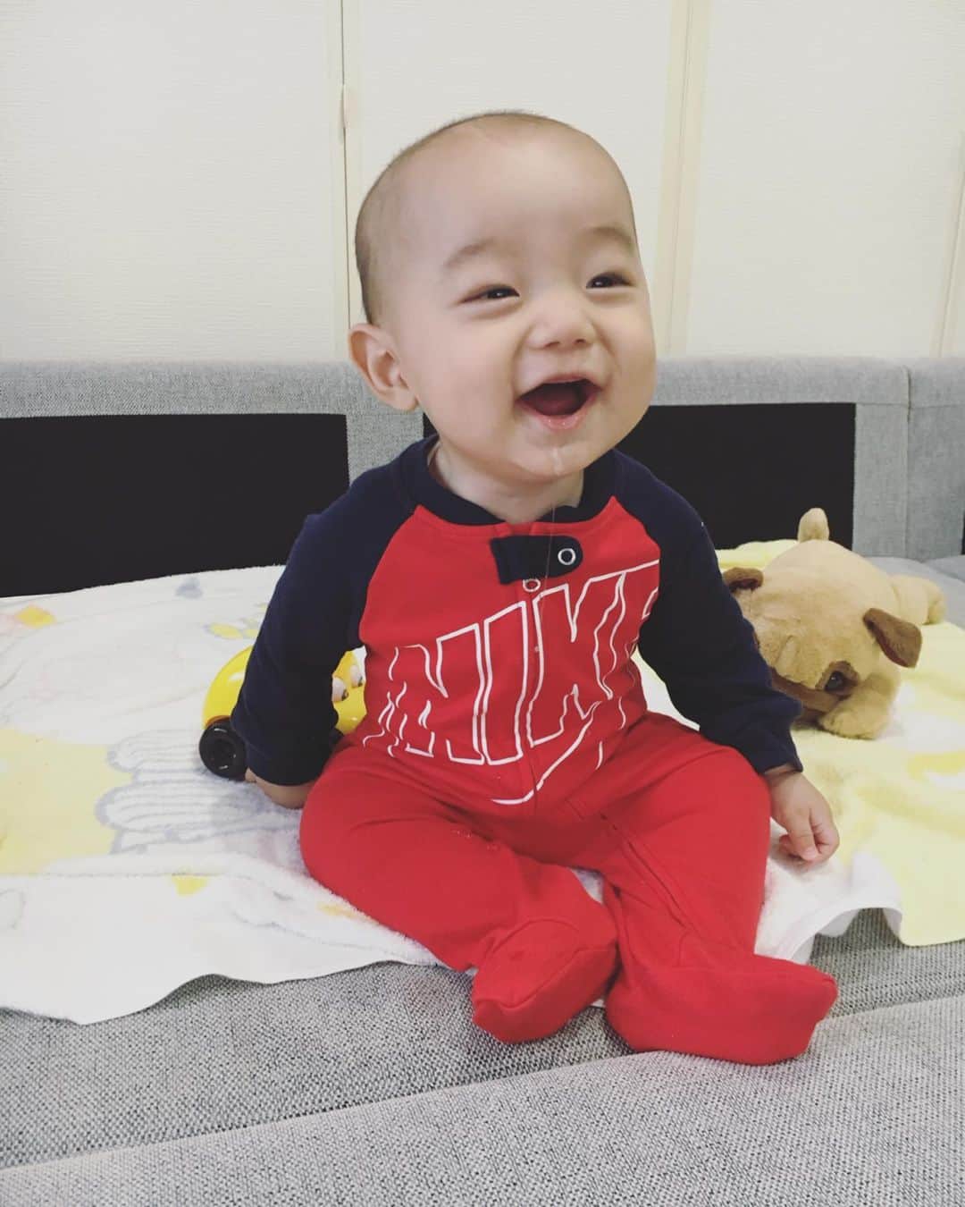 平山奈美のインスタグラム：「事務所のボス @kensoda に貰った @nike のお洋服でゴキゲン🐒❤️ . スパイダーマン凪🕸 大事に使おうね。 ありがとうございます😊😊 .  #ナイキベビー #ナイキ  #お座り #ご機嫌 #6ヶ月 #男の子ベビー #男の子コーデ #赤ちゃんのいる暮らし #にこにこ #スパイダーマン #よだれ #ベビー服 #おハゲ #プレゼント #nike #baby #boy #present #ootd #thankyou #6months #happiness」