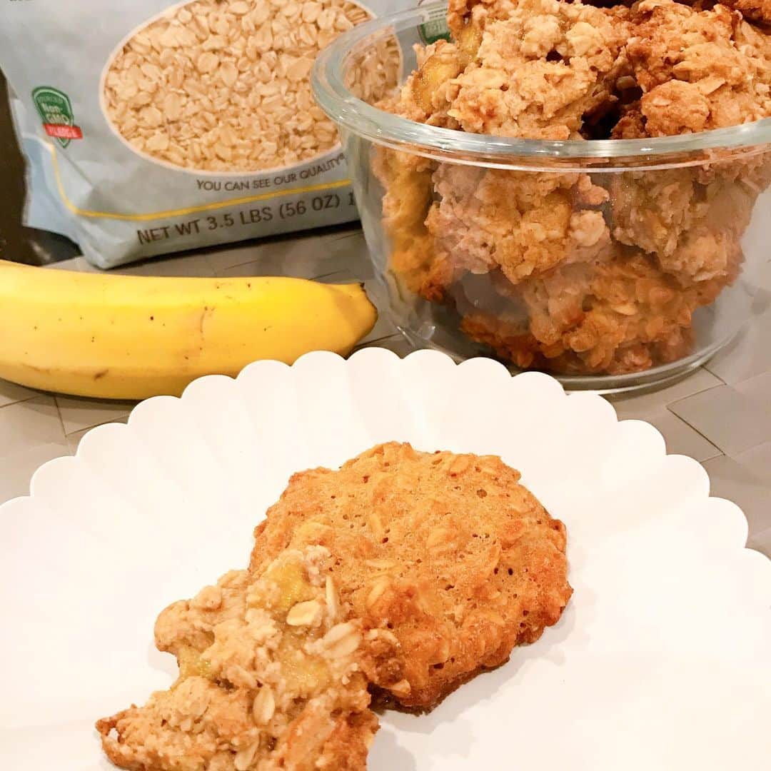 keikobun34さんのインスタグラム写真 - (keikobun34Instagram)「・ ‪⸜❤︎⸝‬オートミールクッキー‪⸜❤︎⸝‬ ・ シンプルなオートミールクッキーと バナナのオートミールクッキーを 作りました!! どちらも小麦粉の代わりに全粒粉を使っています。 ザクザク食感で美味しくできあがったよ♥ ・ #オートミールクッキー #オートミール#バナナとオートミールのクッキー #手作りクッキー#手作りお菓子 #ヘルシークッキー#ヘルシーおやつ #アラフォー#アラフィフ #アラフォーライフ#アラフィフライフ」9月7日 22時42分 - keikobun34