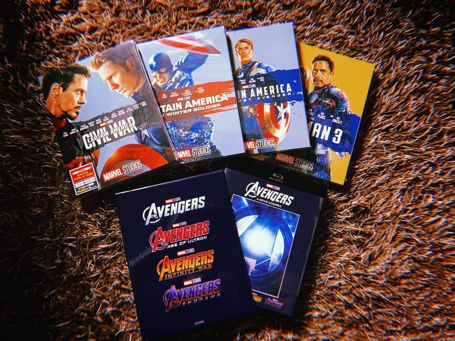 小林亮太さんのインスタグラム写真 - (小林亮太Instagram)「Avengers...Assemble!!!﻿ ﻿ ついに届きました！！これに合わせていくつかのシリーズも自宅のコレクションに増やしました、、﻿ ﻿ だってね、観たくなったら﻿ 流れで観たいじゃんっていう。﻿ ﻿ 映画館でもエンドゲームは二回観ました！﻿ でもそこでの宝探しみたいな回収、未回収の伏線が﻿ いっぱいあり過ぎて一から見直したいと思います。﻿ ﻿ 撮影現場の様子や未公開シーンも収録されてるんですって、、堪らない。。﻿ ﻿ 携帯でもダウンロードして観れるんですって！﻿ いつでも一緒。凄いですね。﻿ ﻿ ﻿ イベントなどで次々発表される楽しみなMCU作品。真田広之さん方に続いてアジアの役者さんもまた次増えるみたいで、、﻿ 夢みたいな夢ですが、一つ持っておきたい夢。﻿ いつか携われますように。﻿ ﻿ 上海ディズニーで買ったフィギュアもあるので﻿ それを並べながら子供心に戻って観たいと思います。笑﻿ ﻿ ﻿ ﻿ ちなんで、DVD予約したよって声﻿ 早くもありがとうございます！﻿ ﻿ 服のテイストだったり、各店舗によって﻿ 変えられたらいいなと思いつつ。なかなかない機会なので、、皆さんもしリクエストなどあれば。お応えできるかは、、（タンクトップは着ませんよ2枚目参照…🎽）﻿ ﻿ ﻿ まだ実現出来るか分からないけれど﻿ 少しずつ話し合って考えていることもあるので﻿ 温かく見守っていてくださいませ。﻿ ﻿ ﻿ #Avengers #AvengersEndgame﻿ #Iloveyou3000﻿ #tonystark #ironman #steverogers #captainamerica #thor #hurk #hawkeye #blackwidow﻿ #IfailedtogothisstudioinHollywood﻿」9月7日 22時44分 - ryota_kobayashi_official