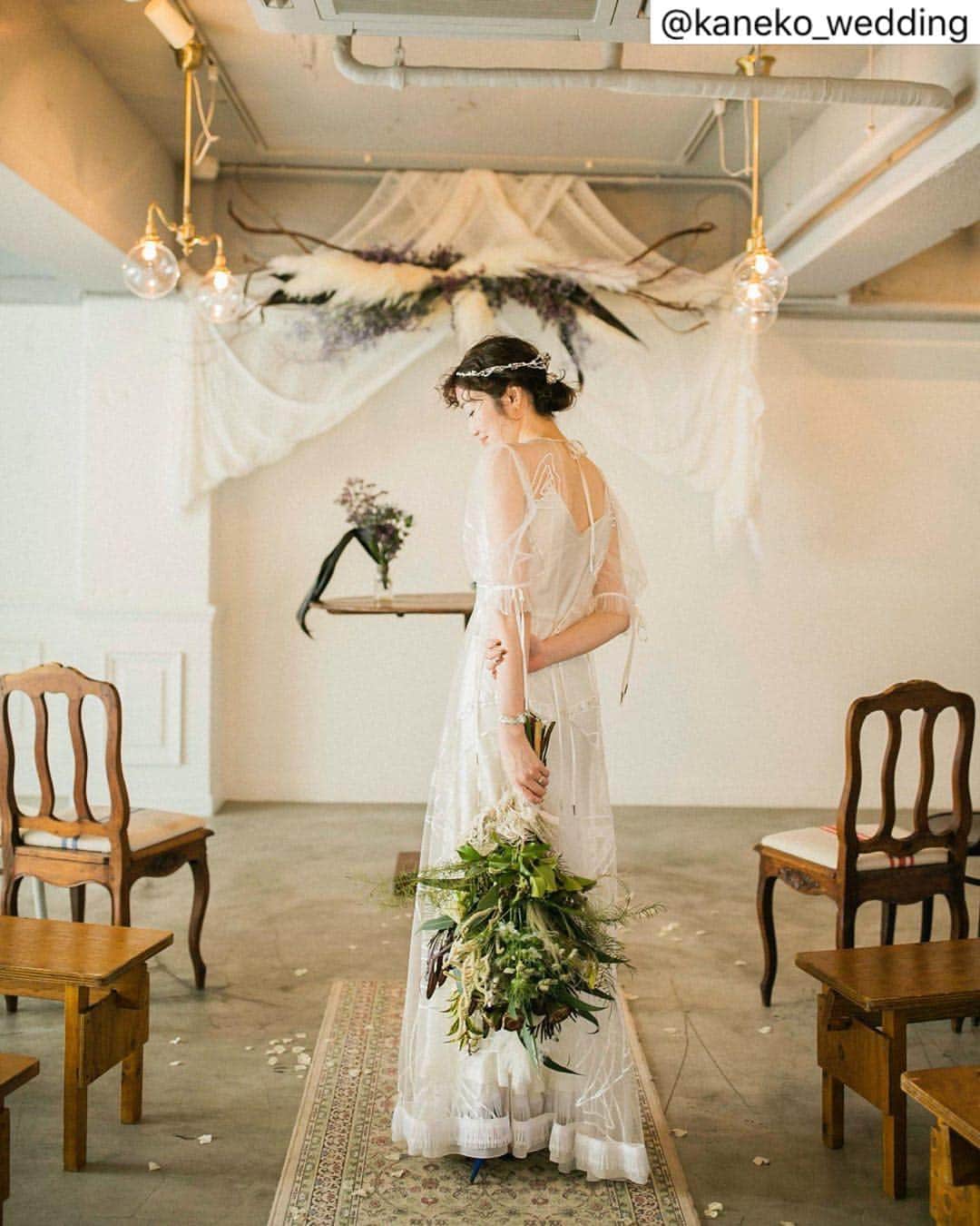 福田瞳さんのインスタグラム写真 - (福田瞳Instagram)「@kaneko_wedding さんの投稿から📸 金子さんのドレス姿、とっても素敵でした♡ @marimariamonday さんのシンプルだけど、お花？木？の装飾もとってもお洒落ですてきでした♡ . . * 結婚式が終わり7ヶ月👰 * 書籍まで出版させていただき本当に嬉しかったなー🧡 そして昨日も結婚式の取材があったので久しぶりに写真を見返してました✨ 載せてない写真たくさんある、、 せっかく仲良しの @fukudahitomi610 ちゃんが素敵に撮ってくれたので少しずつ載せていきます😻 * それにしても結婚式楽しかったー🧡🧡 * #かねこウェディング #結婚式 #人前式 #ウェディングドレス #ブーケ #花嫁 #卒花 #卒業花嫁 #プレ花嫁応援 #ホテルエマノン」9月7日 22時44分 - fukudahitomi610