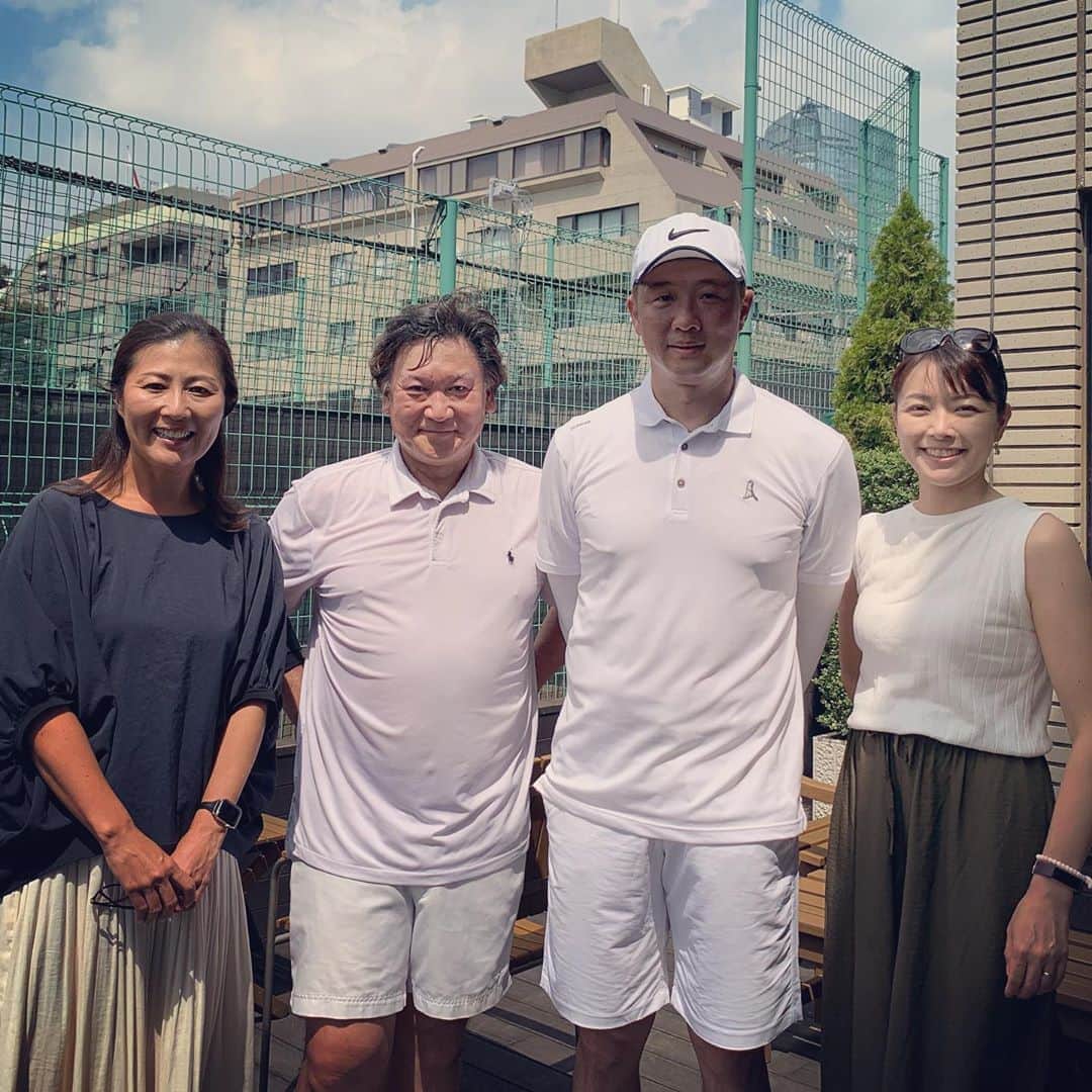 栗原由佳のインスタグラム：「最近若尾さんがハマっているというテニスにお伴した夫。偶然沢松さんもいらしていてご挨拶💕 (…夫の顔が日焼けしてる&帽子の影で暗くて編集苦労して…まだ見えないかも😅) #若尾圭介 #ボストン交響楽団 #オーボエ #沢松奈生子 #岡島秀樹 #テニス」