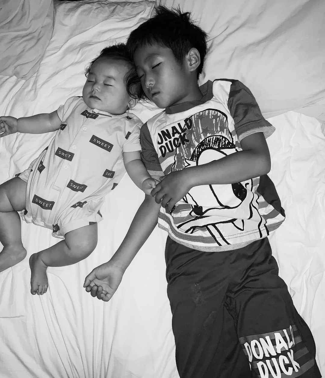 ayu kagawaさんのインスタグラム写真 - (ayu kagawaInstagram)「おやすみ😴🌙 いつも引っ付いていくのはお兄ちゃんの方から。 今日は先に寝た👶🏻の手を繋ぎながら寝てた😊  こんな光景いつまで見られるのかなー。 時よ止まれ。 #兄妹 #5歳差兄妹」9月7日 22時55分 - ayuyunyun