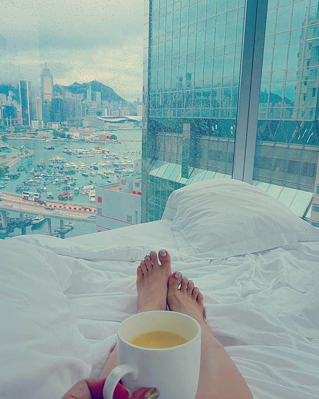 のインスタグラム：「good morning 雨☔ . #4回目の世界一周 #ファーストクラスで世界一周 . #香港 #hongkong #香港ホテル #twentyonewhitfield #海外ホテル #香港旅行 #絶景ホテル #ホテルからの景色 #旅 #海外旅行 #海外 #海外一人旅 #トランカー #旅スタグラム #旅スタグラマー #タビジョ #旅したくなるフォト #海外好きな人と繋がりたい #女一人旅  #旅行記 #トラベラー #世界一周 #旅行記録 #マイトリ #香港一人旅 #香港観光 #女子旅 #バックパッカー じゃないよ」