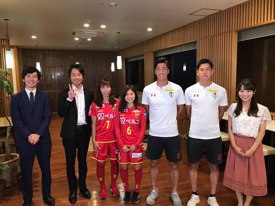 花田凌南のインスタグラム：「* 先週、 #inac神戸レオネッサ vs #マイナビベガルタ仙台レディース のピッチリポートを担当しました🎤⚽️ * 中学生の頃からずっと憧れていた サッカー中継のリポーター。 1年目で任せていただけて、本当に本当に幸せでした。 * 書きたいことがたくさんあって、 何を書こう…と考えていたら あっという間に1週間経ってしまいました😂笑 * 1枚目 試合前日の中継後 INAC神戸レオネッサの #中島依美 キャプテンと#伊藤美紀 選手、 #いわてグルージャ盛岡 の #福田友也 キャプテンと#谷口海斗 選手と📸 2枚目 試合終了後に 同じ青森県出身の伊藤美紀選手と(弊社の社長と)🍎笑 * #サッカー #リポーター  #岩手 #めんこいテレビ #アナウンサー #花田凌南」