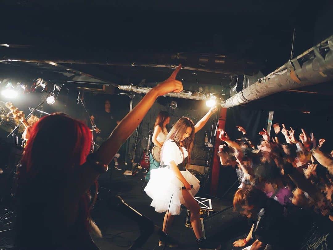 R!Nのインスタグラム：「奈良NEVERLAND ありがとうございました！！ 初っ端から激アツで2、3曲歌ったら汗だく！！攻めたセットリストで最初からボルテージMAX！最後まで一緒に楽しんでくださった皆さん、ありがとうございました。  今日は沢山絡みに行けて楽しかったなぁ。汗だくたくな私に風を送ってくれた方々がいて、優しさに笑みが溢れまくりました。  そして中盤、激アツなムードが治ることを知らずで汗でつけまつげが両目とも半分取れてしまったので諦めてどちらも外してしまうぐらい、私自身も夢中で楽しめたライブでした。  明日は和歌山！ 台風が逸れて開催することが決まりましたが、行きだけでなく帰りの経路を確認して頂きつつ、道中お気をつけてお越しください！！ R!Nタオルもコールも、しっかり届きました。本当に温かく、アツかった。ありがとうございました。  #Aldious #アルディアス #ringemie #奈良 #奈良NEVERLAND #evoke #tour #vocal #Aldiousrin #激アツ」