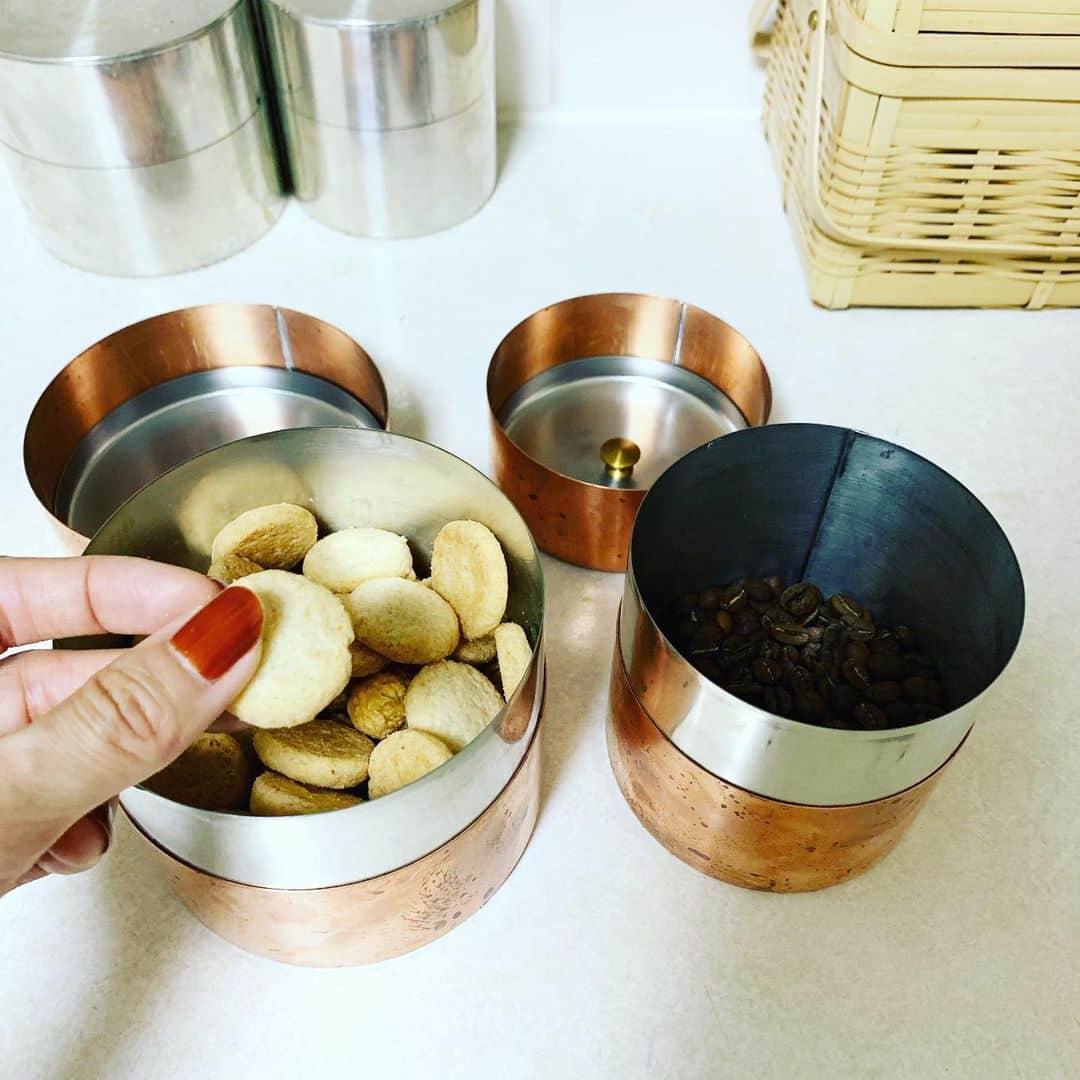 安田美沙子さんのインスタグラム写真 - (安田美沙子Instagram)「@four_o_five_405  の第2弾、 開化堂さんの茶筒2サイズの販売を開始しました！！ 使いやすいサイズ感にこだわりました😊✨ コーヒー豆、クッキーを入れています。我が家の茶筒たちは、少しずつ味のある色になって来ました❤️ 一生と言わず何代も使い続けて欲しい、素晴らしい技術で、美しい佇まいの茶筒。線と線を合わせるとスーっと蓋が閉まる様や、蓋を開ける時の、スポン！という心地よさがたまりません。 ぜひ、 @four_o_five_405 をチェックしてみて下さい⭐️ . . . #instagood #japanese  #kaikado #kyoto #開化堂  #茶筒  @four_o_five_405」9月7日 23時06分 - yasuda_misako