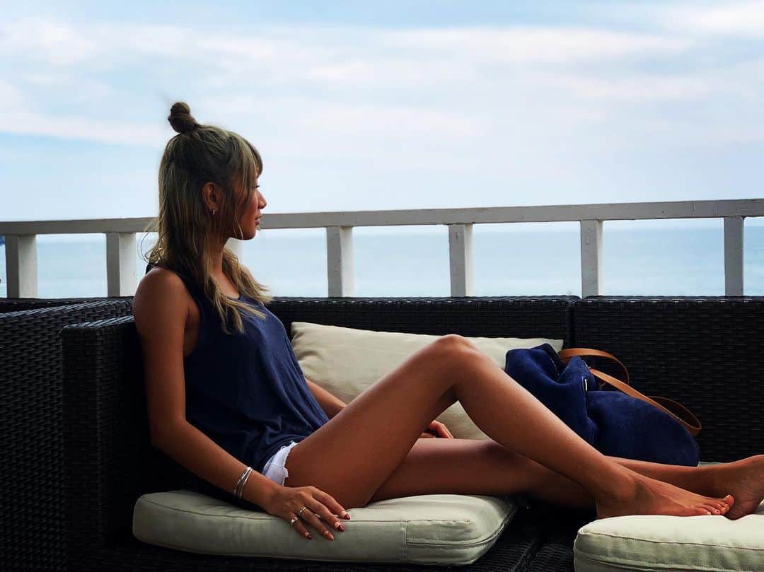 のインスタグラム：「夏の投稿はまだ終わりません🌴 . 今年の夏は天気に悩まされた夏でした😢 この日も天気悪くて水着にならなかった(´･З･`) . でも大好きなみんなが江ノ島には居るから楽しんだな∩^ω^∩ この日はこの2人としか写メ撮ってないけど😂ｗ けんごくんとふくちゃーん！ . 陸でも会えますよーに🙏✨ . . . #レギンス履いてから #マジで脚スッキリ #最高 #ハイライトにあるよ #オススメだよ #江ノ島 #天気悪い #上着なくて夜死んだ」