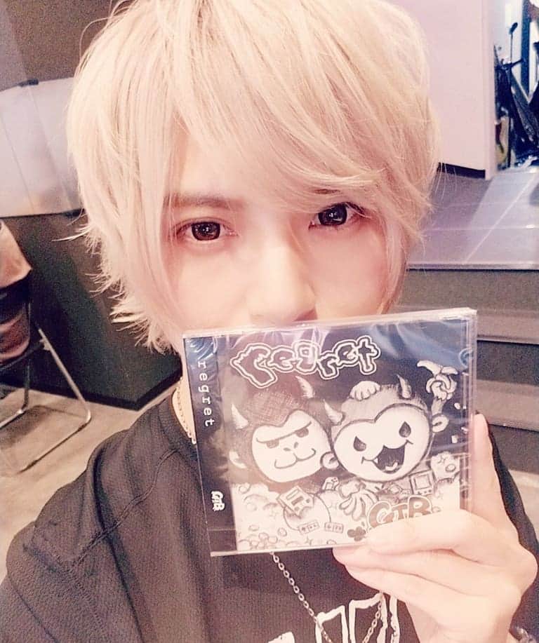 Yusukeさんのインスタグラム写真 - (YusukeInstagram)「サポートさせてもらっているGTBの最新CD！regret！ゲットしましたー！  #GTB #regret  #cd  #newsong  #yusuke」9月7日 23時14分 - hero_yusuke