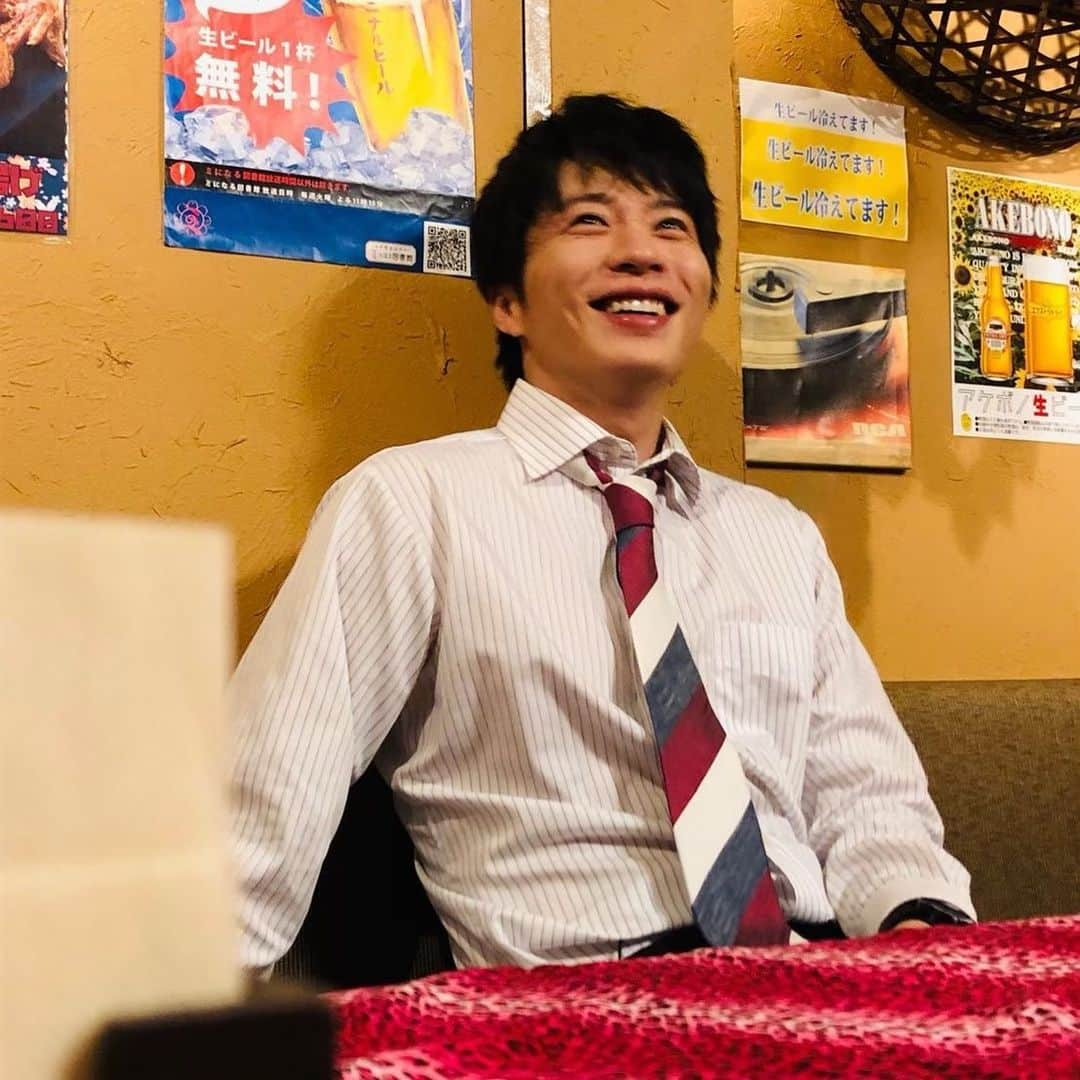 おっさんずラブ 武蔵の部屋のインスタグラム：「はるぽんとわんだほうなう🍺 #サタデーナイトも我々は仕事でした #でもちょっとフィーバーしたくなりまして #はるぽんの行きつけだというお店に来ました #弊社のマイマイの彼氏である #なんだったっけ大嶋.... #ちがうな荒井なにがしとやらが経営するというお店です #そういえば昔レバークリーム丼を食べたような #うっすらとした記憶ありけり🍖 #少しずつ失った記憶の欠片を取り戻しているような感覚があります💎 #ところで目の前のはるぽんですが #お酒を召して可愛さ倍増なう #つい手がシュッて📷 #もはや日課 #夏もまもなくおわりですね」