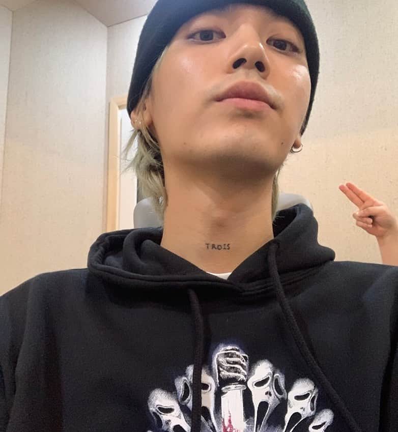ジュヨンのインスタグラム：「방끗」