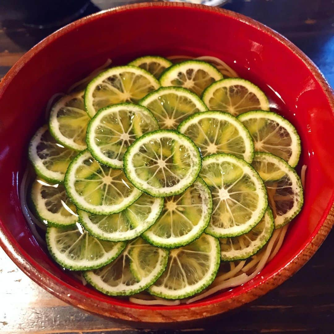 塚田文さんのインスタグラム写真 - (塚田文Instagram)「これを食べないと夏を終わらせられないっっ！  なぜ食べる気になったかもう覚えていないのだけれど。  蕎麦に酢橘って😳💦と思ってたのに…  #すだち蕎麦 #夏に合う #夏に食べたい #土山人  #japantrip #japantravel #japanesenoodle #sobanoodles #dosanjin」9月7日 23時19分 - tsukadaaya1976