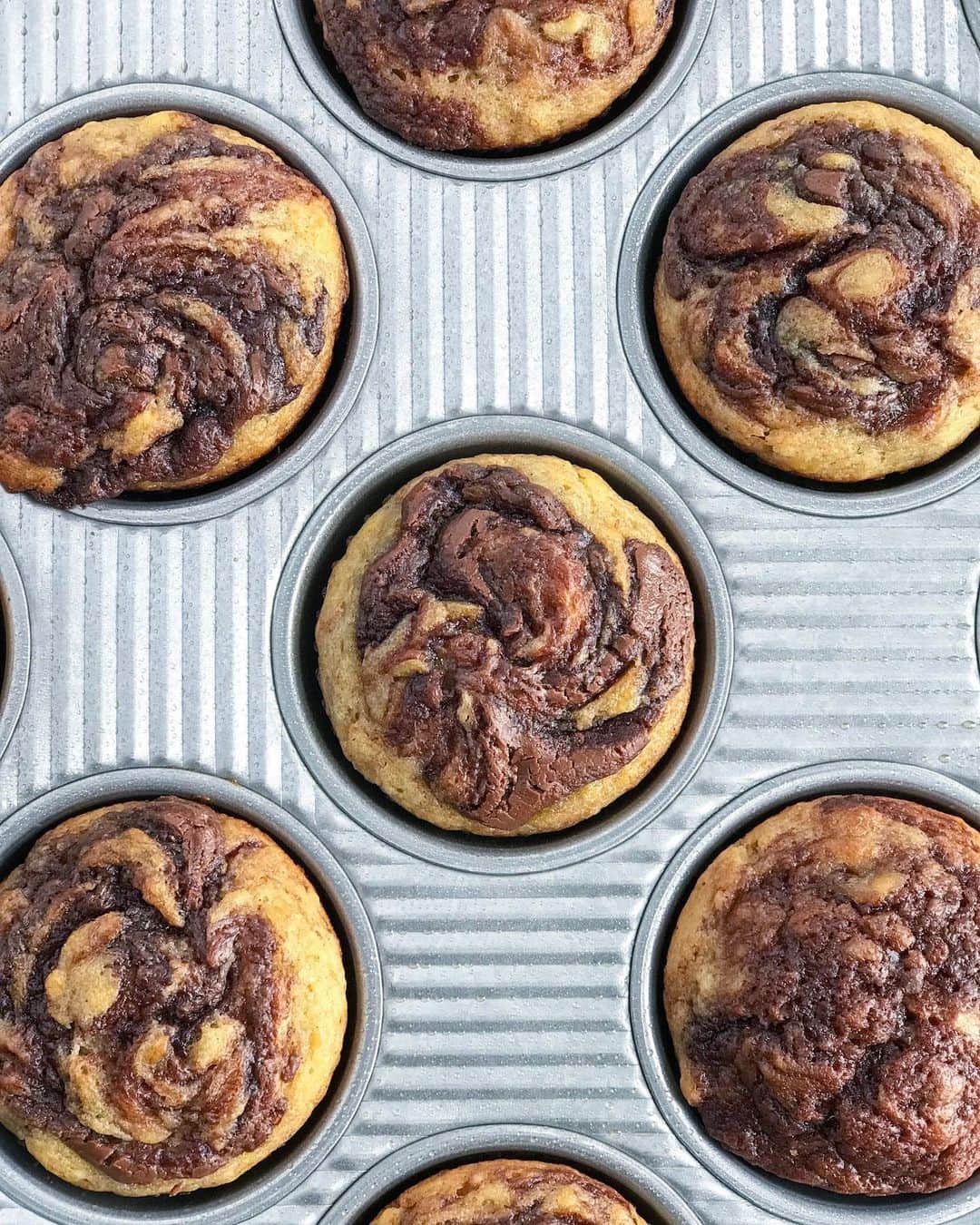 Easy Recipesさんのインスタグラム写真 - (Easy RecipesInstagram)「These delicious Nutella Swirl Banana muffins are super delish! It’s a classic banana muffin recipe loaded with Nutella! The base muffin recipe can be used with chocolate chips and nuts as well. Grab the full recipe link from my bio.  https://www.cookinwithmima.com/nutella-swirl-banana-muffins/」9月7日 23時20分 - cookinwithmima