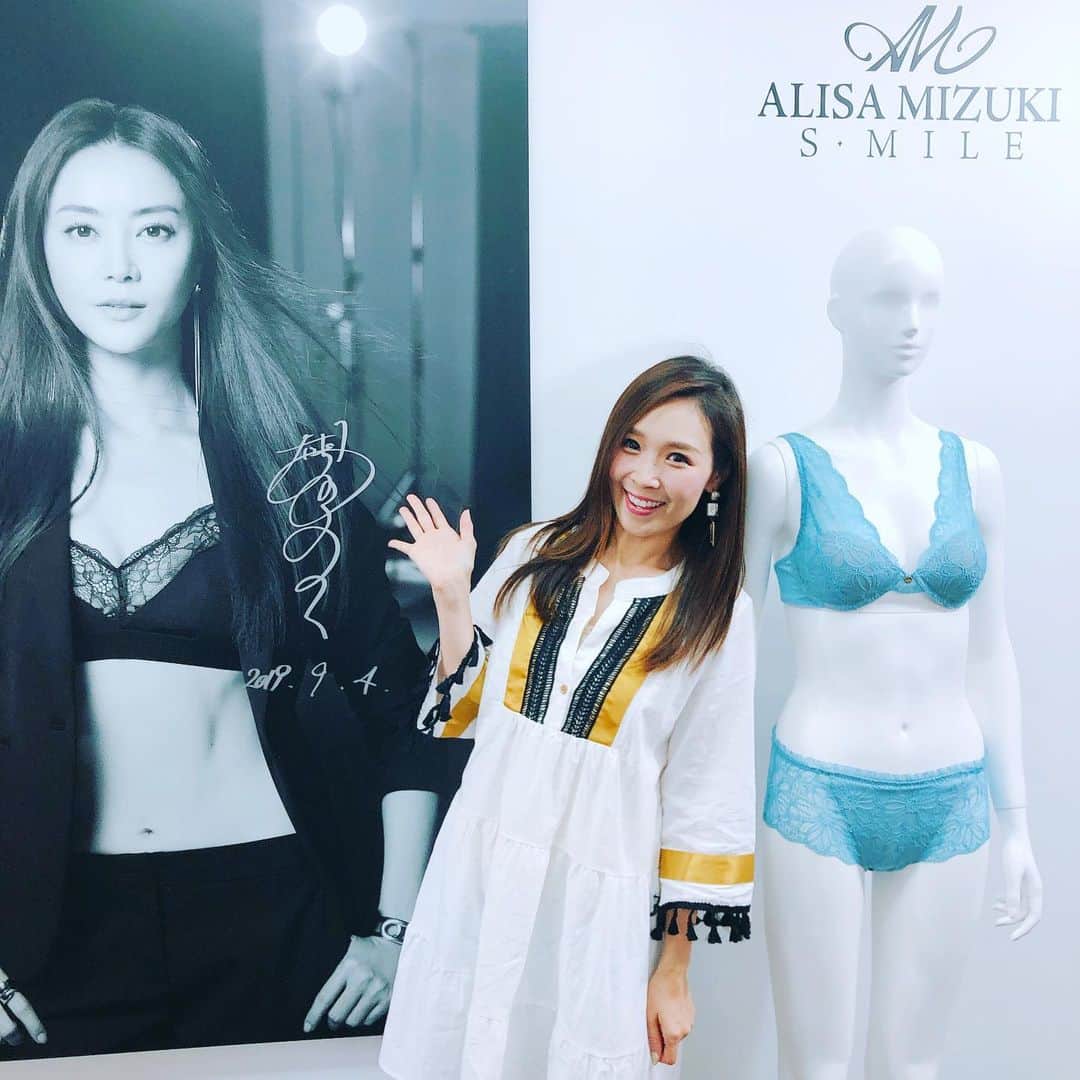 愛内里菜のインスタグラム：「観月ありささんプロデュースの﻿ ランジェリー、ルームウェア、トレーニングウェアのブランド﻿ S・MILE （エスマイル）の展示会に行ってきました😊﻿ ﻿ 着心地の良さと﻿ 見えても可愛い！﻿ ﻿ をテーマに﻿ 生地選びから、﻿ レースの量のこだわりだったり﻿ 下着の締め付けを軽減するためのこだわり﻿ だったり﻿ ありささんのアイデアとセンスが﻿ 詰まっていました‼️﻿ ﻿ 私は﻿ ニット風デザインのシリーズが﻿ 特にお気に入り❤️﻿ ﻿ 展示会なので﻿ 多少のデザインの変更はあるかもしれません﻿ が お写真アップしまーす☺️﻿ ﻿ 商品すべてに﻿ ポストカードサイズの﻿ ありささんがセットになっていて﻿ 集めたくなるやつです😍﻿ @alisa_mizuki  #ランジェリー #下着 #ファッション好き #アパレル #美貌」