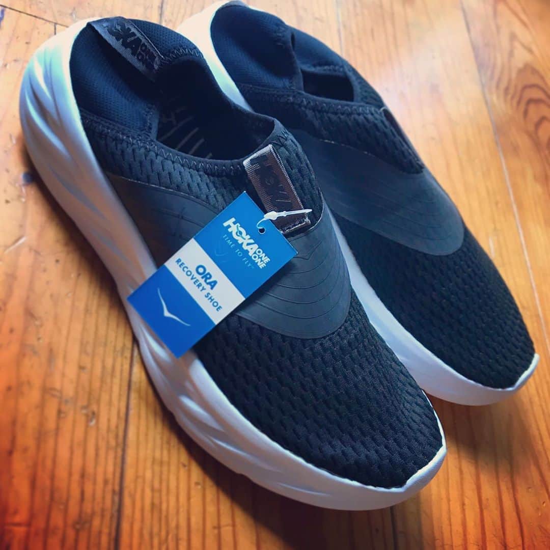 宇野薫のインスタグラム：「UNO☆KICKS  シルエットとソールのボリューム感が良いです。 こんなホカが発売していたとは知りませんでした。  #UNOKICKS #caoluno #HOKAONEONE #リカバリーシューズ #ホカオネオネ」