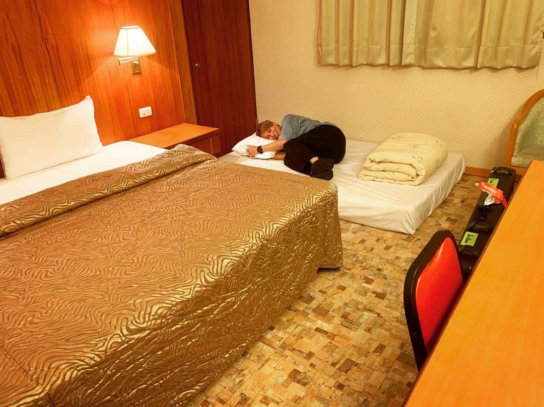 辻怜次さんのインスタグラム写真 - (辻怜次Instagram)「台湾好棒！  本日の私の寝床です。 格付けされたかのような寝床。 明日はROCK IN TAICHUNGに出演してきます！  その前にせっかくなのでまず台湾の夜を満喫したいと思います。 #Bentham #台湾 #台中 #rockintaichung #夏フェス #寝床雑過ぎやろこれ #貧富の差かこれは #たかしは豪華なダブルベッド #じゃんけん負けました #✊✌️🖐」9月7日 23時38分 - reijiskywalker