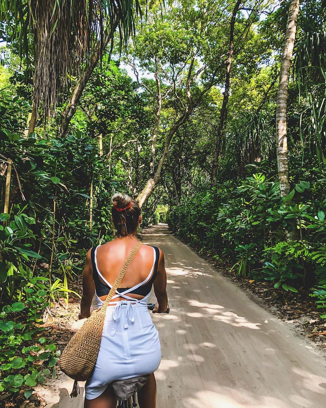 Amanda Biskさんのインスタグラム写真 - (Amanda BiskInstagram)「Chasing the sun with my number one ☀️ @adam.m.dunne We’ve spent the last week on @activeescapes at the most magical @discoversoneva in the Maldives! 🏝 This has definitely been one of my most memorable trips. This island is deeply focused on sustainability (which Adam and I are so passionate about! 🍃). They have their own gardens for fruit and veg which service the buffet and restaurants, a recycling facility, water purification for our drinking water (no plastic bottles are used here!), a glass blowing room that uses the recycled glass to produce the restaurants glasses/bottles and souvenirs, Soda cans are up-cycled into door and cupboard handles in our villas, riding your bike is the only way to get around, and solar panels to power the island are just a few of the initiatives... We had 10 amazing guests here not only train to look after their bodies with workouts and yoga, but also be surrounded by positive environmental influences that inspire us to look after our planet, this has really refreshed my soul! ✨😌✨ Soneva Fushi, you are a dream! #discoversoneva #maldives #ecoresort ab♥️x」9月7日 23時50分 - amandabisk