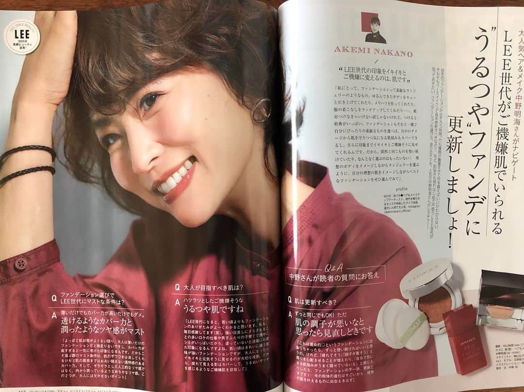 のインスタグラム：「ただいま発売中の LEE10月号 中野明海さんのファンデーションのページに出ています。 中野さんのファンデーションの塗り方レクチャー、私自身が紙面に載っていながらも、そしてメイクしていただいたにも関わらず熟読しました😆 というのも この撮影のときに使っていただいたファンデーションの肌感があまりにも艶っぽく仕上がっていて良くて‼️雑誌が出たら熟読してテクニックを習得せねば👀‼️と思っていたから。 実はファンデーションのツヤを出す塗り方に迷っていた、私と同じ気持ちの皆様！いらっしゃいましたら、 ぜひLEE10月号ぜひチェックしてみてくださいー☺️✨ ・ ・ #magazinelee #中野明海さん」