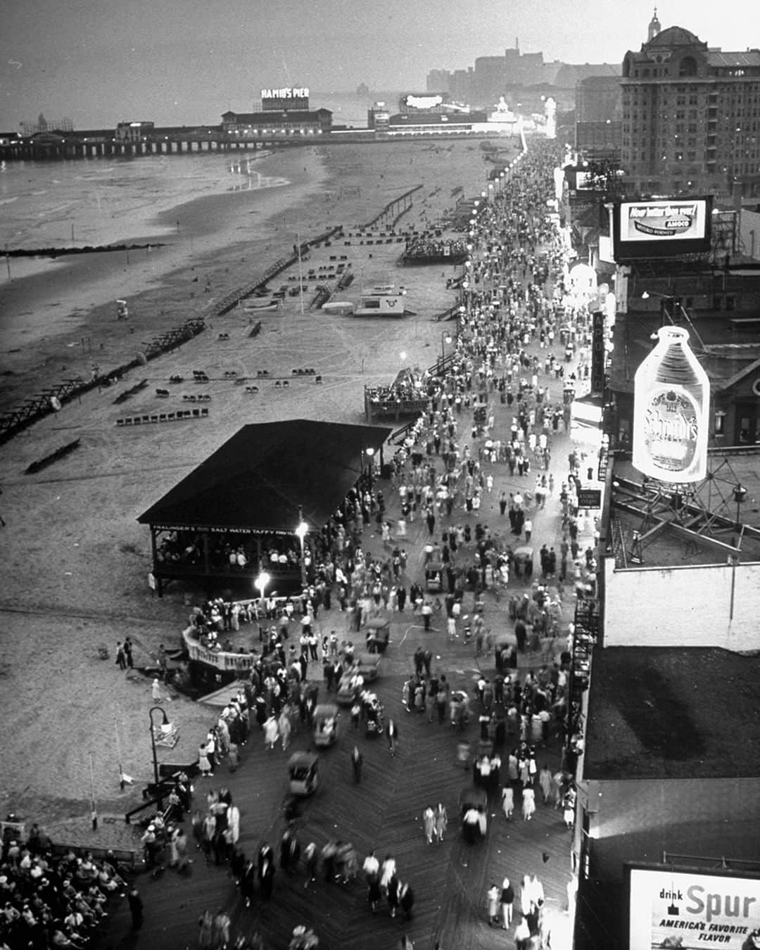lifeさんのインスタグラム写真 - (lifeInstagram)「A view of the beach and boardwalk at dusk in Atlantic City, New Jersey in 1941. (Alfred Eisenstaedt—The LIFE Picture Collection/Getty Images) #AtlanticCity #VintageLIFE」9月7日 23時48分 - life