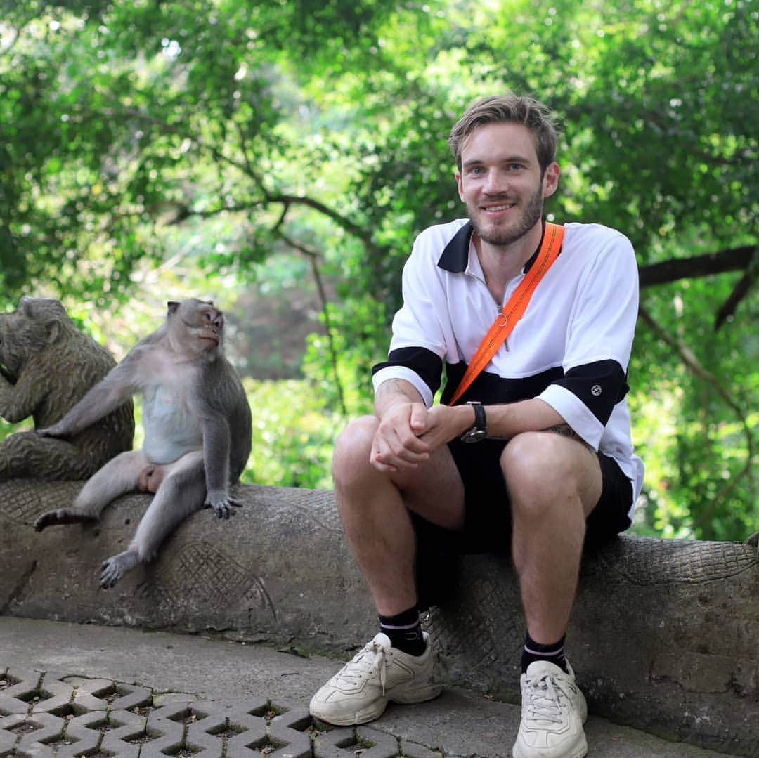 ピューディパイのインスタグラム：「Last pics from Bali, I stole @roomieofficial 's shorts, don't tell him」