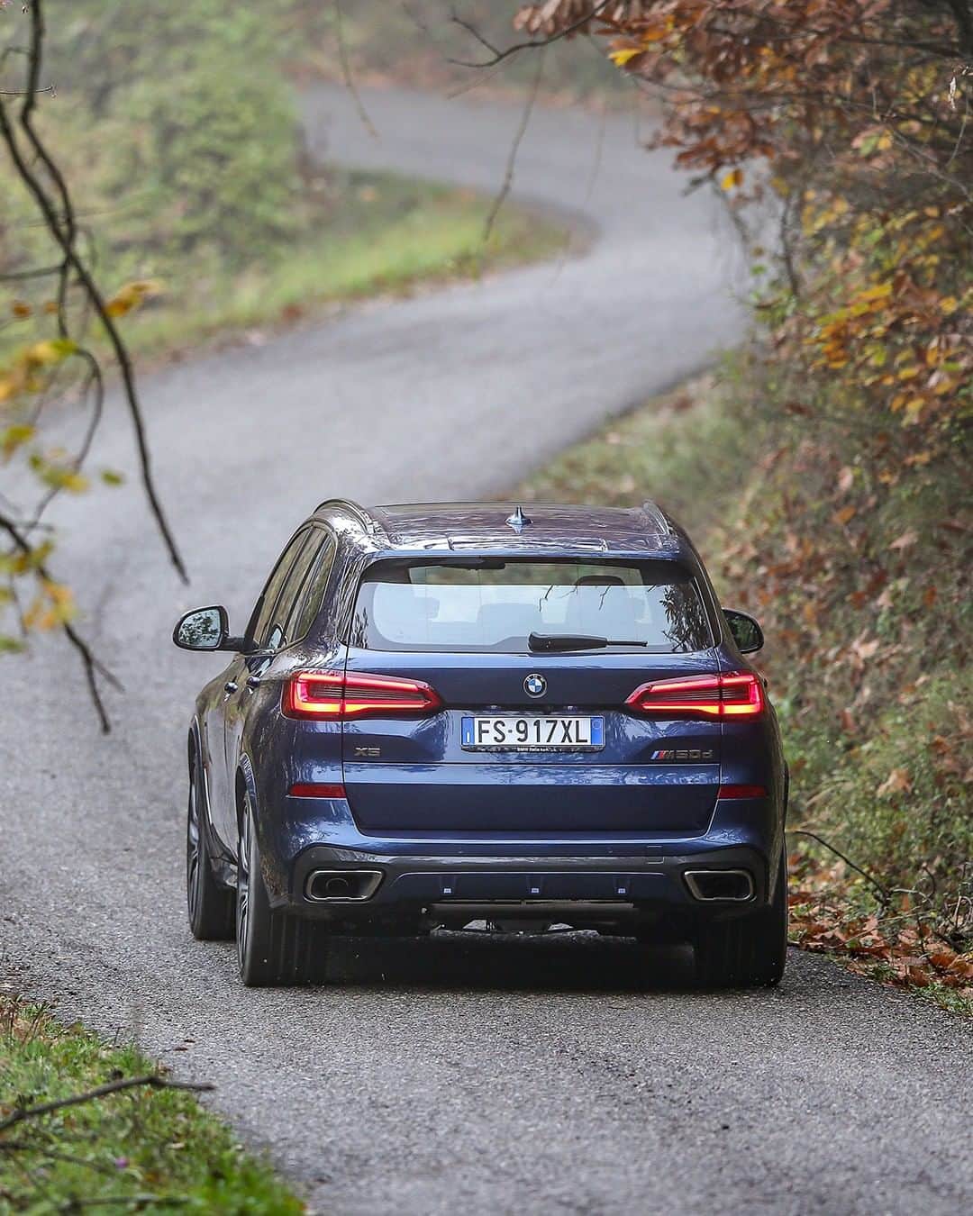 のインスタグラム：「Prepared for the wilderness. The BMW X5. #TheX5 #BMW #X5 __ BMW X5 M50d: Fuel consumption in l/100 km (combined): 7.3-6.9. CO2 emissions in g/km (combined): 190-181.  Acceleration (0-100 km/h): 5.2 s. Power: 400 hp, 760 Nm. Top speed (limited): 250 km/h. Paint finish shown: Tanzanite Blue II metallic.  The values of fuel consumptions, CO2 emissions and energy consumptions shown were determined according to the European Regulation (EC) 715/2007 in the version applicable at the time of type approval. The figures refer to a vehicle with basic configuration in Germany and the range shown considers optional equipment and the different size of wheels and tires available on the selected model. The values of the vehicles are already based on the new WLTP regulation and are translated back into NEDC-equivalent values in order to ensure the comparison between the vehicles. [With respect to these vehicles, for vehicle related taxes or other duties based (at least inter alia) on CO2-emissions the CO2 values may differ to the values stated here.] The CO2 efficiency specifications are determined according to Directive 1999/94/EC and the European Regulation in its current version applicable. The values shown are based on the fuel consumption, CO2 values and energy consumptions according to the NEDC cycle for the classification. For further information about the official fuel consumption and the specific CO2 emission of new passenger cars can be taken out of the „handbook of fuel consumption, the CO2 emission and power consumption of new passenger cars“, which is available at all selling points and at https://www.dat.de/angebote/verlagsprodukte/leitfaden-kraftstoffverbrauch.html.」