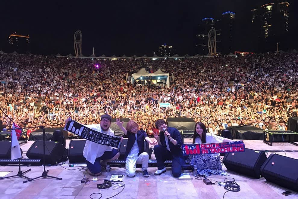 工藤秀平さんのインスタグラム写真 - (工藤秀平Instagram)「2019 ROCK IN TAICHUNG！最高でした！8年前に来た時からずっと大好きな場所、台湾。今日はみんなの声に何度もグッときちゃいました。音楽続けてきてよかった。遂にアジアツアーも決定。Play.Gooseの音楽、これからも一緒に楽しんでもらえたら嬉しいです！ 【アジアツアー決定しました！】 『Play.Goose Asia Tour 2020』 1/11(土) 香港 THIS TOWN NEEDS 1/12(日) 台湾 台北THE WALL公館 ‪ #搖滾台中 #rockintaichung #PlayGoose‬」9月8日 0時00分 - kkshuhei