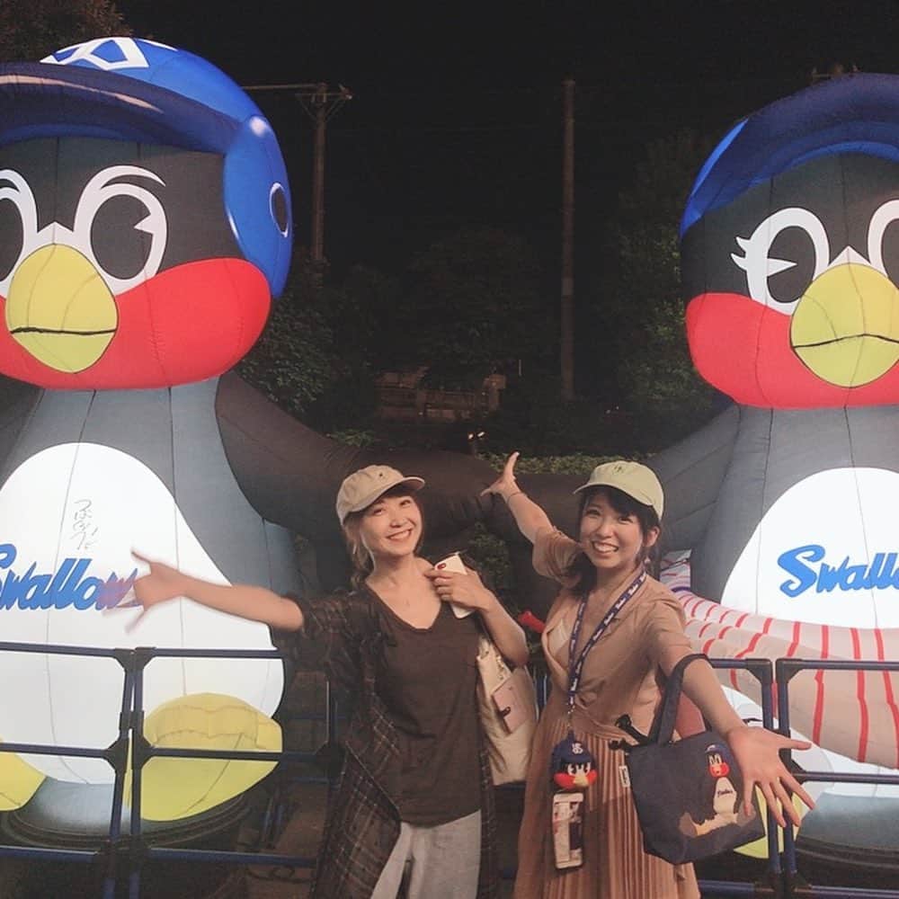國井紫苑のインスタグラム：「昨日の試合最高だったなあ😊❤️ ちょーたのしかった！ 今回またおがと行ってきましたよ！ 途中國井がへべれけになったけど暖かい目で見守ってくれました😭❤️ おがはドキドキしながら試合を見てるタイプで、私は選手との距離も近くいっぱい声援を届けました！『行ける！いけるよ！』『がんばれい！！！』『大丈夫！！いけー！！ 』とか言ってたなあ(笑)  中村悠平選手と五十嵐亮太選手と青木宣親選手をよく応援してるんだけど、今回青木選手デッドボール受けてて心配でした！最後は笑顔のようで大事には至らなかったと思うのですが痛そうでした😭  今シーズンもう見に行けないから寂しいな。夏が終わっちゃうな。 もっとすわほーしたかったなあ🥺  来年はヤクルトが優勝しますように！ よし、やっとそろそろファンクラブ入るぞ！いぇい！  #swallows #ヤクルトスワローズ #つば九郎 #つばめ女子 #ヤクルトファンと繋がりたい #ヤクルト好きと繋がりたい #神宮球場 #すわほー #すわほーが言いたくて #プロ野球 #巨人戦 #舞台役者」