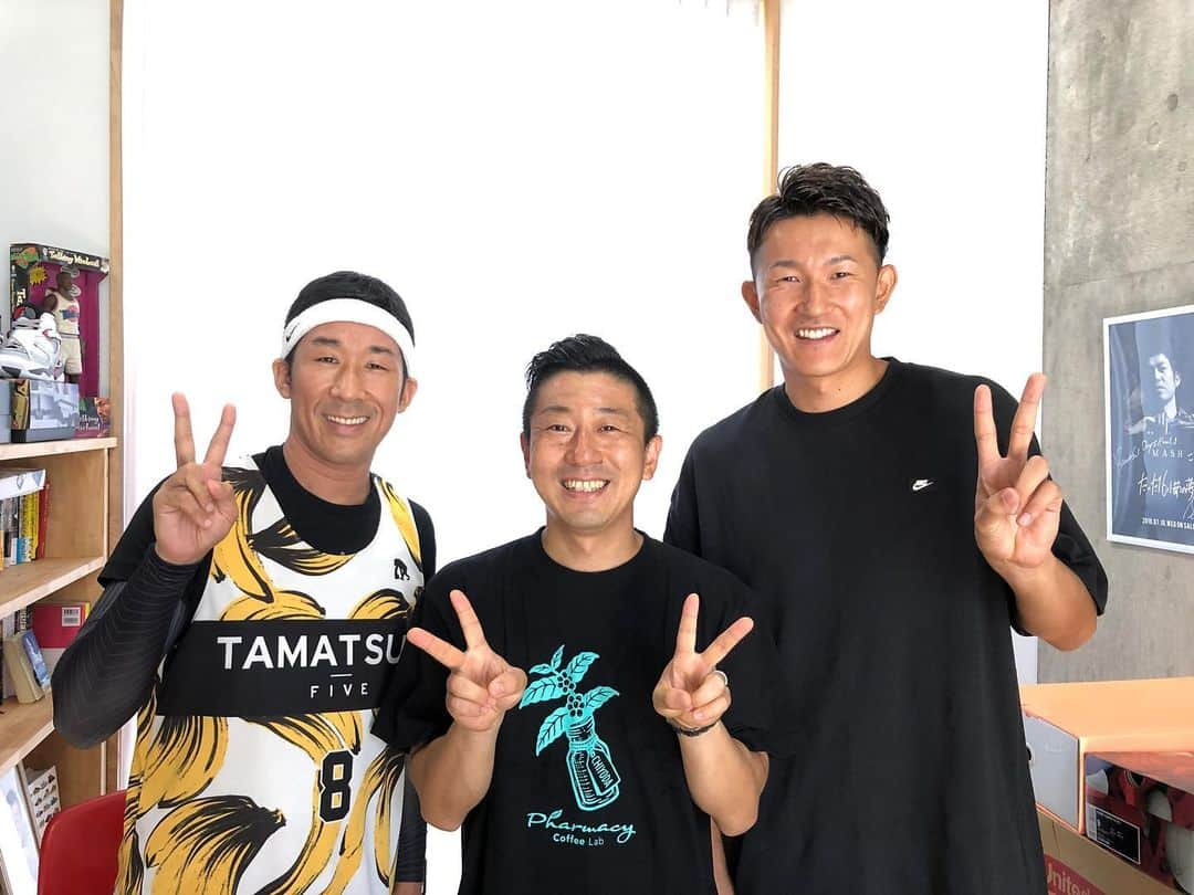 小林拓一郎さんのインスタグラム写真 - (小林拓一郎Instagram)「いやはや、お二人のお話聴いてて、途中込み上げてくるものがあり、本当に泣きそうでした！ うちのスタッフも全員、川村選手の虜です👍  今シーズン、本当に楽しみ！ いっぱい名前、コールさせてください💪💪💪 そして、皆さま、動画公開もお楽しみに！ （卓ちゃん、いつかここでトークショーやろうよ）  #tdx #pharmacycoffeelab #ファーマシーコーヒーラボ #pcl #ファマコラ #nagoyacafe #名古屋カフェ #遊び方改革 #シーホース三河 #共に頂点へ #川村卓也 選手 #麒麟田村 さん #バスケでババババーン」9月8日 0時09分 - kobataku33