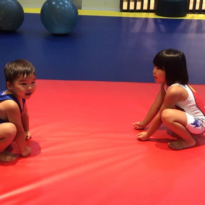 のインスタグラム：「こゆるやま 5歳 vs かいるまる 3歳😊 Koyuru 5 years old vs Kyle 3 years old @megumilk0623  #baby #mygirl #こゆるやま #5歳 #7月生まれ #myboy #myson #3歳 #4月生まれ #姉弟 #仲良し #wrestling #kidswrestling #kindergatenwrestling #kindergaten #幼稚園クラス #aacc #aacckidswrestling #aacckids #aaccキッズ #aaccキッズレスリング #sumowrestle #相撲 #wrestle #ココロとカラダを強くする」