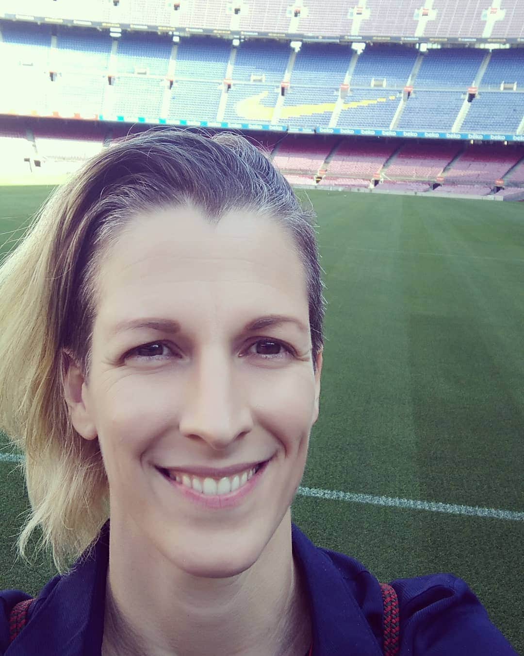 ミア・イエルコフのインスタグラム：「Camp Nou 🔥🙋」