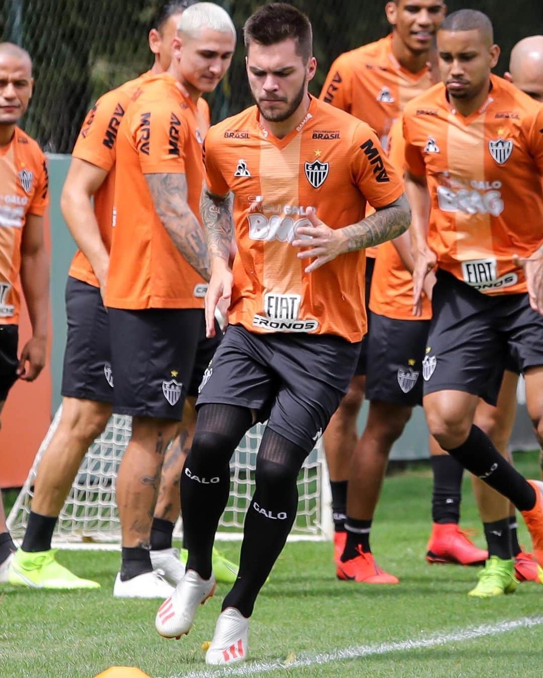 ナタンのインスタグラム：「Um vencedor é alguém que um dia perdeu, mas não deixou de lutar 💪🏻🐔」