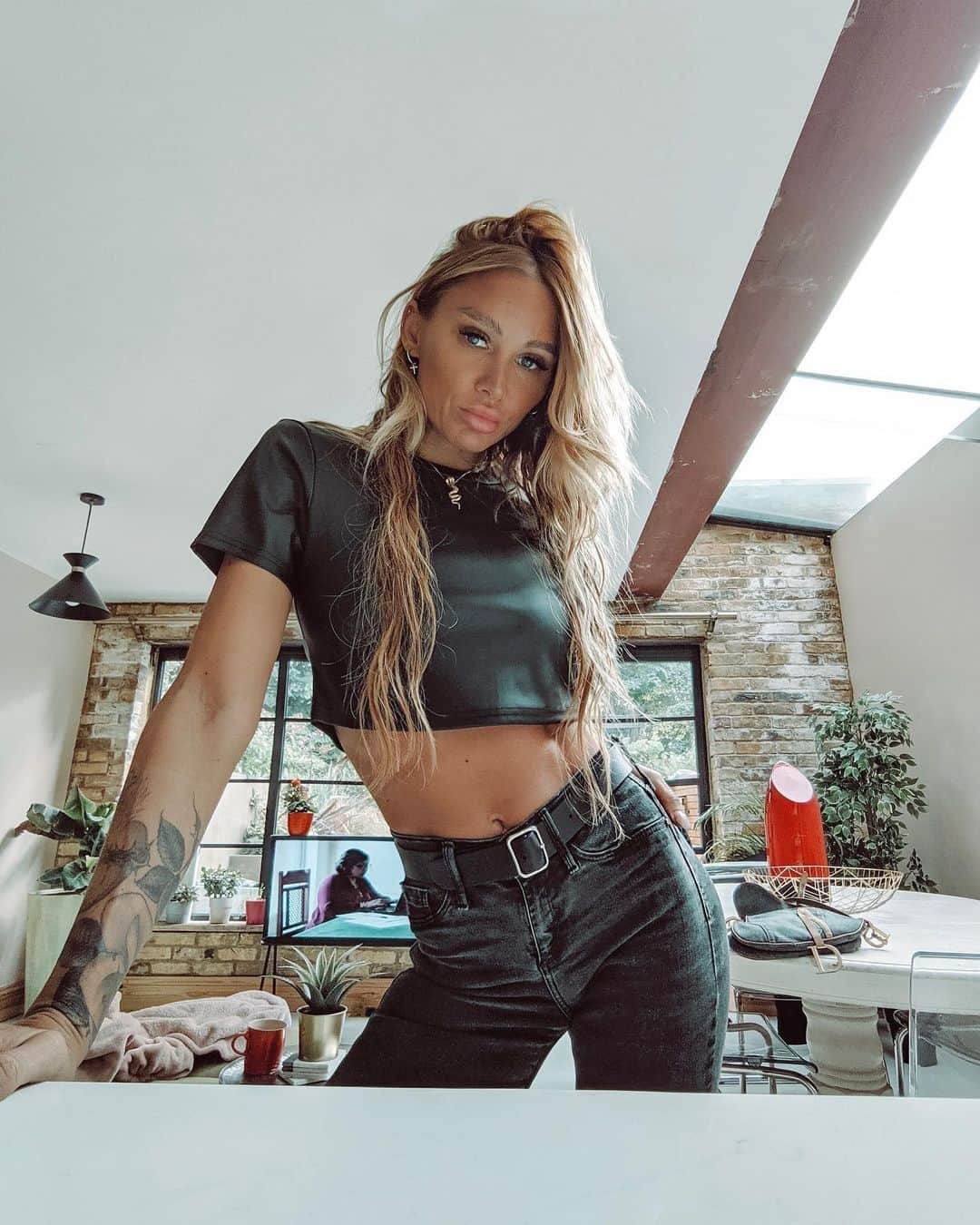 ルー・ティーズデールのインスタグラム：「I mainly just take my inspiration from Stephanie Zinoni wbu? ————————————- Leather tee @superdown」