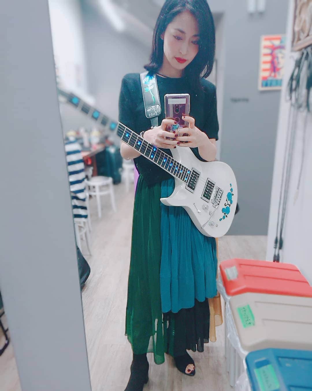 のインスタグラム：「#backstage  本日は新横浜Strageで'Night Drive' ご来場ありがとうございました！ 本日もたっぷり演奏できて楽しかったです🤘🏻ありがとう!! 明日は台風が心配ですが、どうなんかな～？ (私服のスカートは @7things.official )  Thank you fot coming to the gig in Yokohama!  I enjoyed the performance. I'm worried about a typhoon coming tomorrow... #D_Drive #yuki #esp #guitar #ギター #fashion」