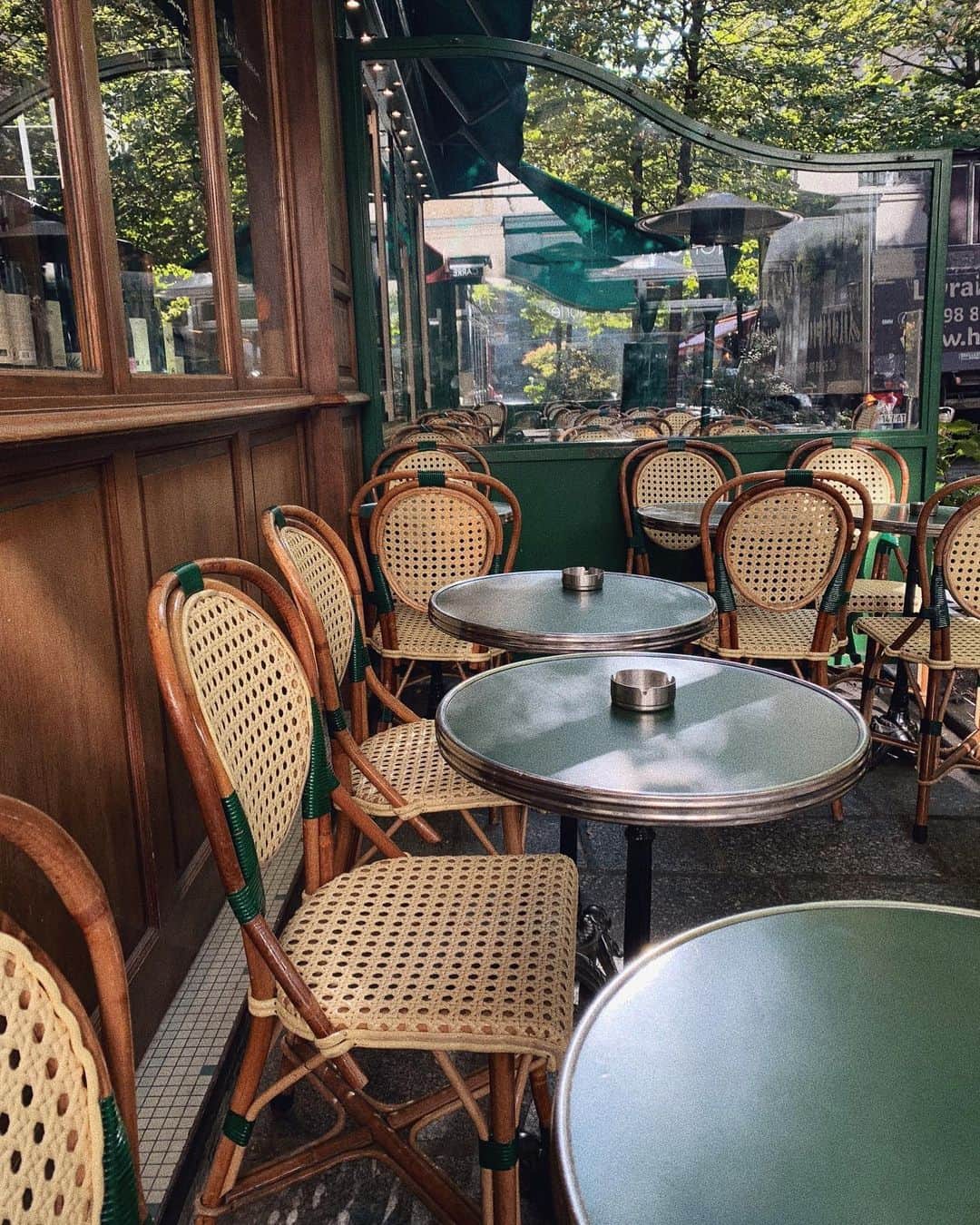 ジェーン・アルドリッジのインスタグラム：「Missing this cafe in Paris and their amazing orange marmalade so badly ❤️❤️❤️❤️」