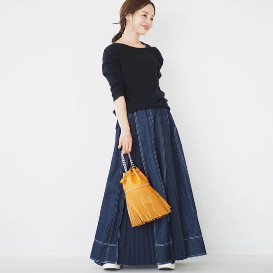 田中亜希子さんのインスタグラム写真 - (田中亜希子Instagram)「万能ワンピースは @casa_fline  そのままデザインを存分に楽しむのも、上に一枚着てスカートプリーツの異素材感の揺れを目立たせて、ガウンワンピースからスカートをのぞかせても。 これだけデザイン性があって 着回せるなんて嬉しいです＾＾ 紐で調整ができるので、安心。上にあげられるギリギリラインでスカート床スレスレの丈感でした！  #casafline#低身長#低身長コーデ#おちびの輪 #ワンピース#デニム」9月8日 0時27分 - akiico