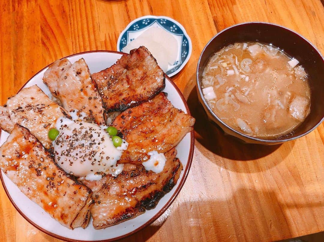 のぐちゆりのインスタグラム：「母校の文化祭に行った1日〜！ 友達と、 当時通ってた道を歩いて…懐かしんで…  部活の顧問をしてくれていた先生に会いに行ったよ！ 気づいてもらえるかドキドキしてたんだけど、 そんな心配は一切なく 目があった瞬間めっちゃびっくりして駆け寄ってきてくれました(笑) 「こんな時間経って会いにくる生徒、中々珍しいよ！！ 元気だったかあ？！」って、再会を喜んでくれて 嬉しかったなぁ。  会いに行っちゃお！(笑) くらいの気持ちで行ったのに、 いざ会えたら すごく嬉しくて 変な感情(これがエモいってやつか？)になって 正直涙出そうでやばかった(笑) それくらいお世話になっていたし、大好きな先生だったんだよなぁ…。 先生と話して 高校生だった自分に一瞬戻れて 元気がでた！！！笑 お仕事頑張ろう！！(*´∀`)♪ #帰りに食べた豚丼 #美味すぎ」