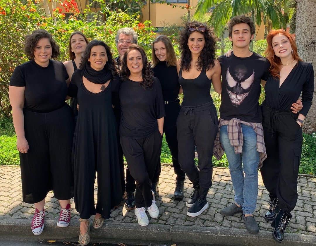 Alice Wegmannのインスタグラム：「#Dia7EuVouDePreto em luto e em luta pela educação, pela saúde, pela Amazônia, pela liberdade do nosso Brasil. 🖤」