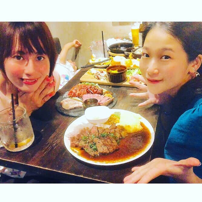 世手子さんのインスタグラム写真 - (世手子Instagram)「A meat bar that you should definitely visit in Roppongi(*☻-☻*) Excellent cost performance^o^ All you can drink bottle wine(^з^)-☆ Thank you everyone for the kind comments(๑･̑◡･̑๑) https://item.woomy.me/c/62396 @northmanroppongi #肉バルノースマン 六本木店に、 #aforreal のみずきちゃんとアヤメちゃん(寝ちゃったw)と行ってきた( ^ω^ ) めっちゃコスパよしの肉バルっっ お料理も美味しすぎた！ 驚きの 飲み放題メニューにボトルワインがー！ #六本木交差点 近くの一等地でこんなコスパよくて美味しいお店は初めてで感動しましたーっっ(^o^) まずはオリジナルドレッシングのサラダ美味しすぎた(=^▽^)σ 次に #前菜盛り合わせ ( ◠‿◠ ) チーズ豆腐、コンビーフポテトサラダ、トリノマリネ、ピクルス、プロシュート、ブロッコリーのペペロンチーノボリューミーo(^o^)o #おばあちゃんのハンバーグ は絶対食べてほしいー！(〃ω〃) 隠し味の味噌がたまらないっっ きのこのアヒージョも素敵(#^.^#) そして新名物！4代目肉3点盛りもゴージャス(*ﾟ▽ﾟ*) #馬刺しサーロイン #極上ローストビーフ #ゆめあじポーク の #フレンチロティ を贅沢に盛り合わせた一皿٩( ᐛ )و 更なるメインは #ステーキ ∩^ω^∩ 柔らかうましっっ 更に更に、シラスとカラスミのパスタ✌︎('ω')✌︎ #本気のペペロンチーノ ！！ 幸せすぎたーーー！ と思ったらデザートプレートで更に幸せ♪( ´θ｀)ノ オシャレで写真映え間違いなしのメニューばかりっっ 元気でる！かなりオススメ！！ 肉バルノースマンで検索(=´∀｀) Casting by @woomy.restaurant」9月8日 0時43分 - rojide