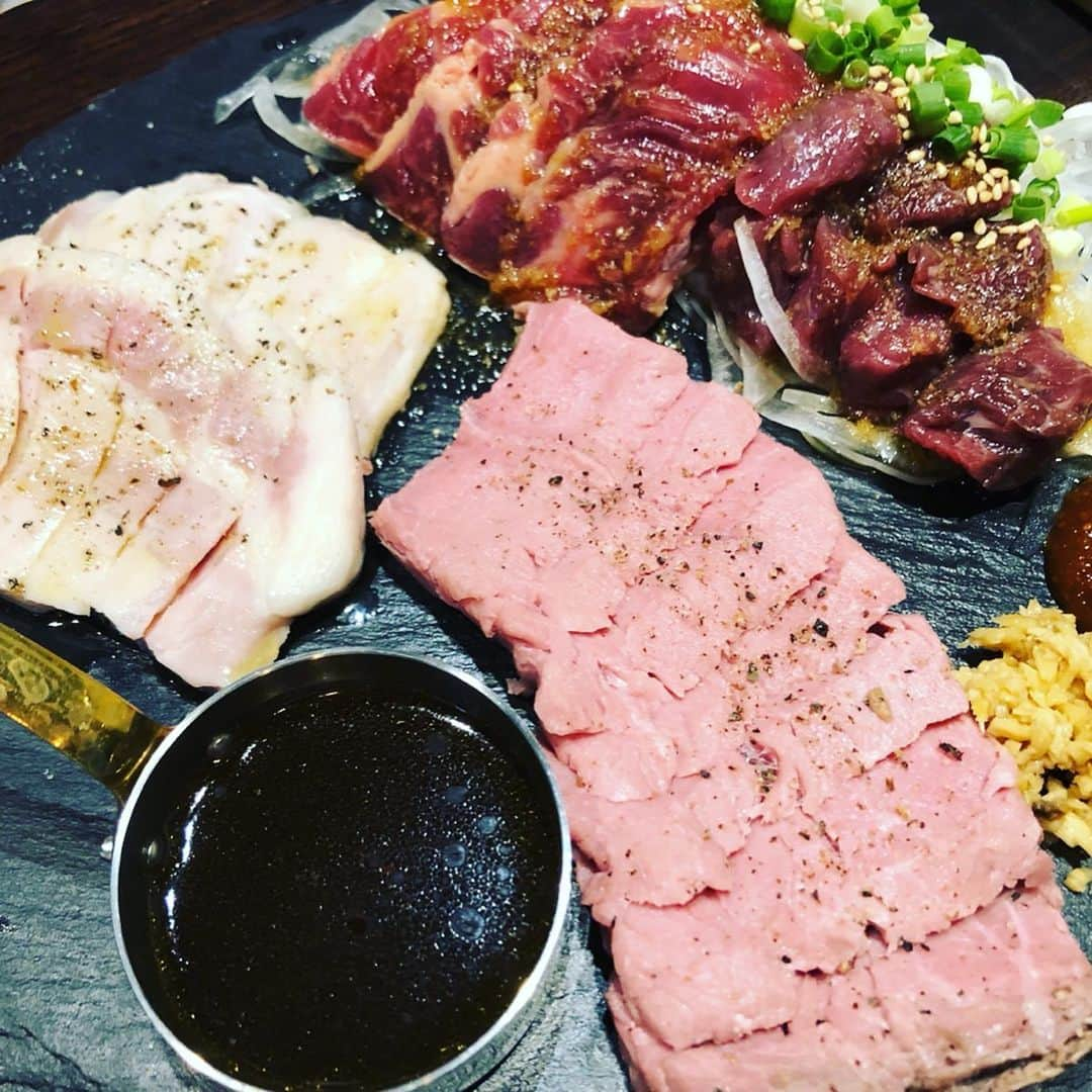 世手子さんのインスタグラム写真 - (世手子Instagram)「A meat bar that you should definitely visit in Roppongi(*☻-☻*) Excellent cost performance^o^ All you can drink bottle wine(^з^)-☆ Thank you everyone for the kind comments(๑･̑◡･̑๑) https://item.woomy.me/c/62396 @northmanroppongi #肉バルノースマン 六本木店に、 #aforreal のみずきちゃんとアヤメちゃん(寝ちゃったw)と行ってきた( ^ω^ ) めっちゃコスパよしの肉バルっっ お料理も美味しすぎた！ 驚きの 飲み放題メニューにボトルワインがー！ #六本木交差点 近くの一等地でこんなコスパよくて美味しいお店は初めてで感動しましたーっっ(^o^) まずはオリジナルドレッシングのサラダ美味しすぎた(=^▽^)σ 次に #前菜盛り合わせ ( ◠‿◠ ) チーズ豆腐、コンビーフポテトサラダ、トリノマリネ、ピクルス、プロシュート、ブロッコリーのペペロンチーノボリューミーo(^o^)o #おばあちゃんのハンバーグ は絶対食べてほしいー！(〃ω〃) 隠し味の味噌がたまらないっっ きのこのアヒージョも素敵(#^.^#) そして新名物！4代目肉3点盛りもゴージャス(*ﾟ▽ﾟ*) #馬刺しサーロイン #極上ローストビーフ #ゆめあじポーク の #フレンチロティ を贅沢に盛り合わせた一皿٩( ᐛ )و 更なるメインは #ステーキ ∩^ω^∩ 柔らかうましっっ 更に更に、シラスとカラスミのパスタ✌︎('ω')✌︎ #本気のペペロンチーノ ！！ 幸せすぎたーーー！ と思ったらデザートプレートで更に幸せ♪( ´θ｀)ノ オシャレで写真映え間違いなしのメニューばかりっっ 元気でる！かなりオススメ！！ 肉バルノースマンで検索(=´∀｀) Casting by @woomy.restaurant」9月8日 0時43分 - rojide