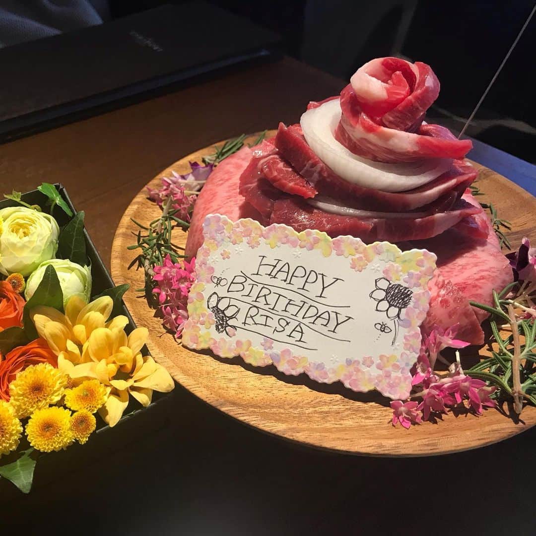 長澤彩子のインスタグラム：「親友のお誕生日を彼氏並みに祝う㊗️ いつもありがとう💓  #肉ケーキ #女前長澤」