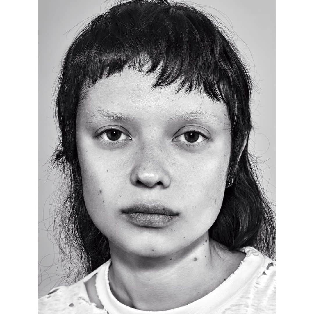 Acne Studiosさんのインスタグラム写真 - (Acne StudiosInstagram)「For the Fall/Winter 2019 campaign, #AcneStudios focuses on faces of the new generation and the accessories they carry. Shot by @RichardBurbridge, the campaign juxtaposes raw portraiture and still-life images, capturing the prime importance of the person in the narrative surrounding any bag.⁣⁣⁣⁣ ⁣⁣⁣⁣ ⁣ @Sara_Hiromi is a model from Texas now living in New York. Watch her interview on Stories and discover the bags featured in the campaign at acnestudios.com and in stores.」9月8日 0時37分 - acnestudios