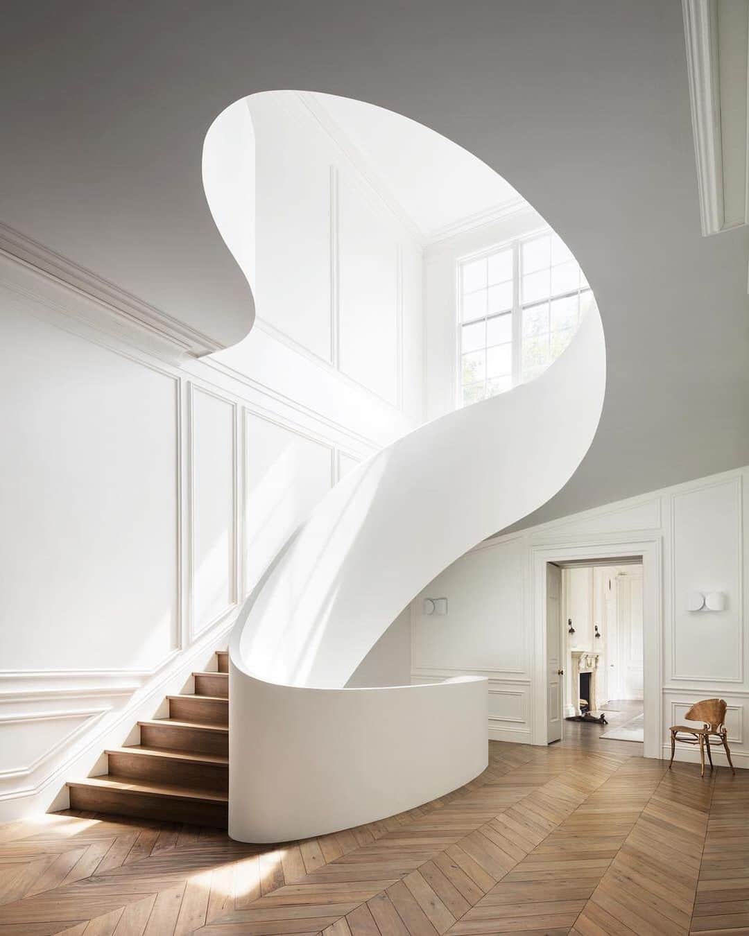 MT DOMAINEさんのインスタグラム写真 - (MT DOMAINEInstagram)「Be honest — how tempted would you be to slide down this incredible staircase by @stevenharrisarchitects? 👀✨ Photo: @scottfrancesphoto」9月8日 0時37分 - mydomaine