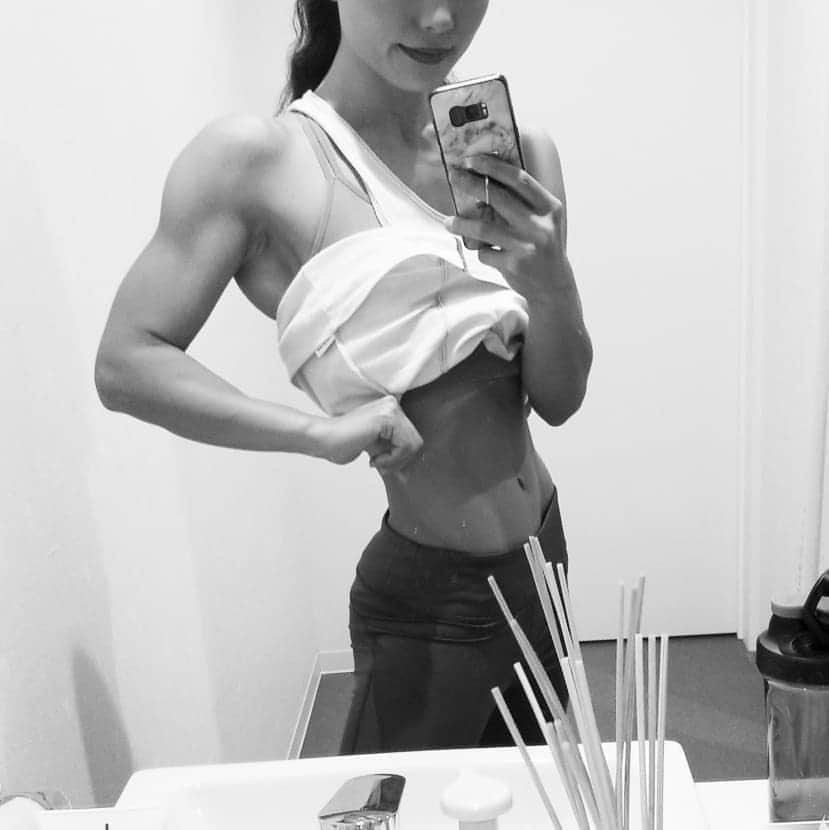 永吉令奈のインスタグラム：「減量Before🔥After  1枚目　パリッ  2枚目　ドシッ  3枚目　ムチッ  といったところでしょうか。 最終バリっとなるように頑張ります🥺  3枚目の顔の肉付きやばい。  もう太らすのはやめようw  #効果音 #ビフォーアフター #ダイエット #fitness #fitnessbikini」