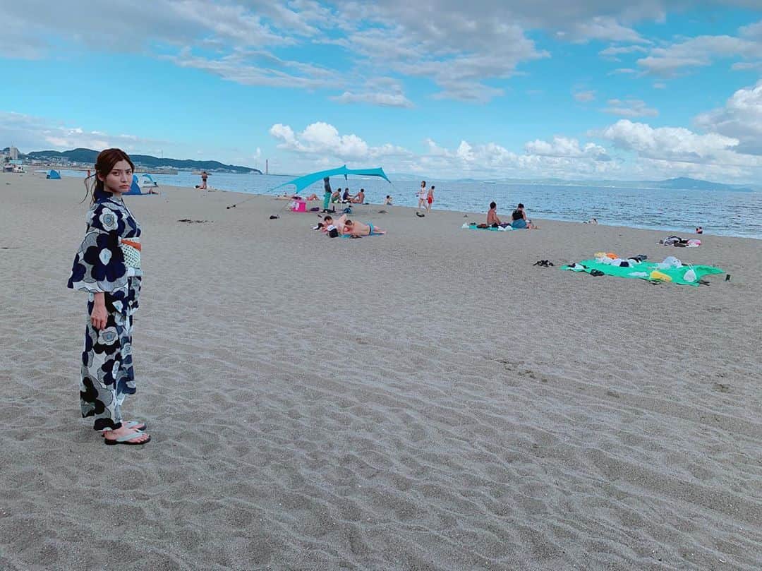 のインスタグラム：「海辺の似合わなさ！」