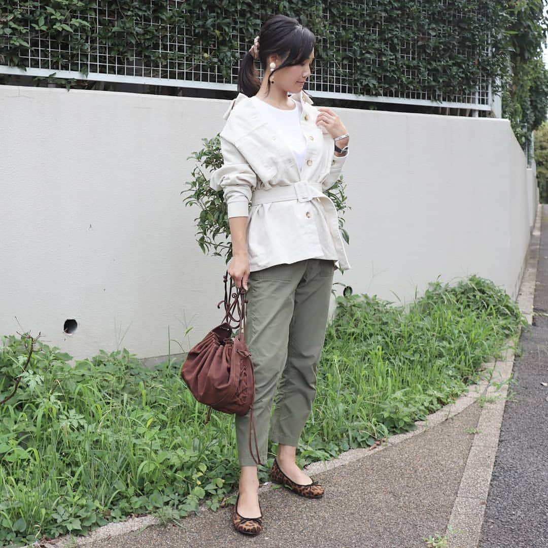 Eri Satoのインスタグラム：「ivory×olive green×brownコーデ · jacket: @titivatejp #ウエストマークコーデュロイライトジャケット pants: @edist.closet shoes: @outletshoes_official · なんだかんだで、まだ暑かったりするけど😂 小物から秋を取り入れていってます⌚💕 バングルも合わせると手元が華やか🤗 時計は @danielwellington 新作の【Mesh 36】&【Slim Bracelet】 · 9月22日まで、 任意の時計or限定セットの購入で特別ラッピングが無料✨ · 5％OFFクーポンコード 👉sato626 （公式サイトのみ使用可、10月31日まで） https://www.danielwellington.com/jp · #ティティベイト#titivate  #titivatestyle#fashion#ootd#outfit#code#coordinate#style#ファッション#コーディネート#コーデ#プチプラ#プチプラコーデ#ママコーデ #mamagirl#locari#お洒落さんと繋がりたい#コーデュロイ#秋服#秋ファッション#ダニエルウェリントン#DW新作#DW手元ルックス#時計#バングル#アクセサリー#手元くら部」